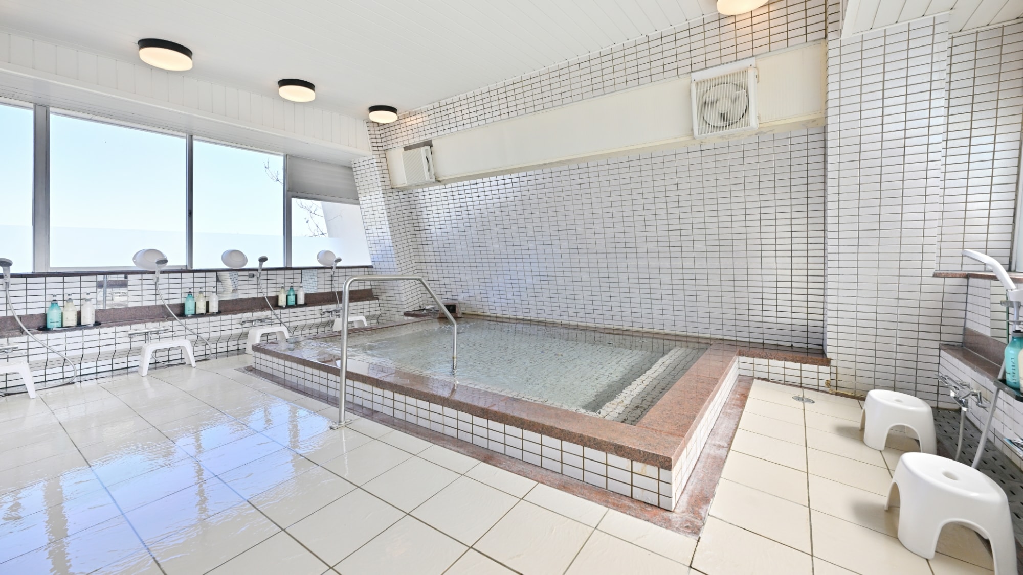[Large public bath for women] You can relax and stretch your legs.