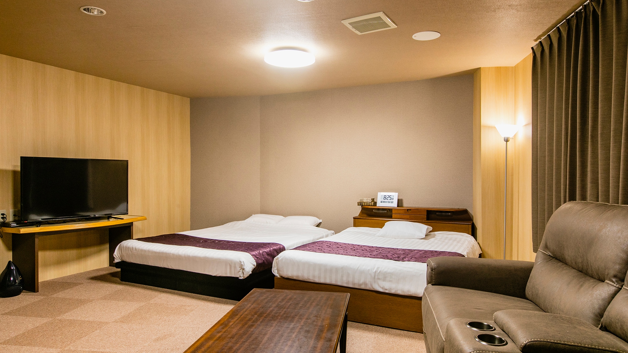 [Deluxe Twin] A spacious wide room with a large electric sofa. (From 50 square meters)