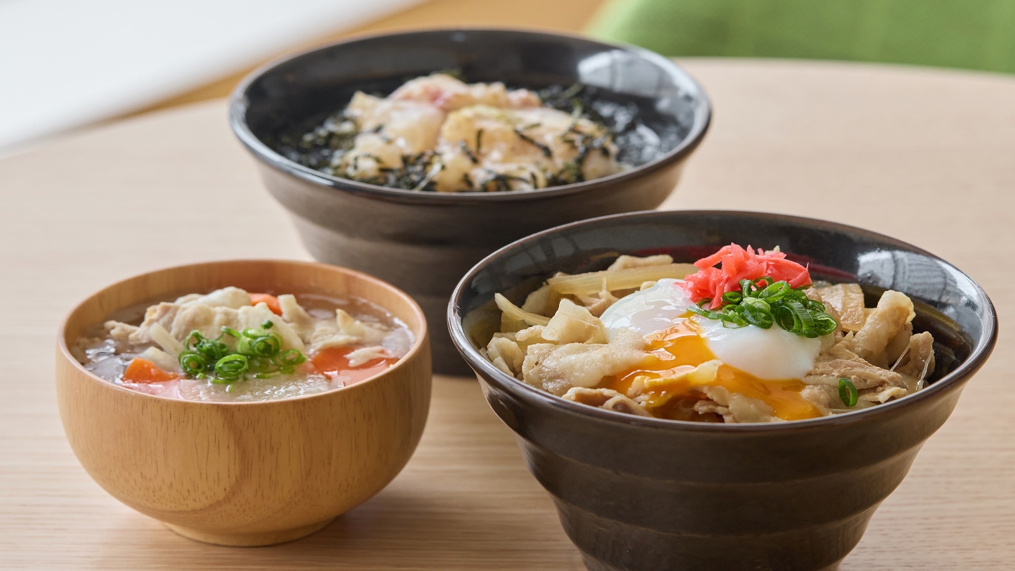 ข้าวหน้าหมูและซุปหมูที่ทำจากเนื้อหมูโกเบจากฟาร์มทากาโอะในโกเบ และดาชิโอชาซึเกะกับซาซิมิประจำวัน