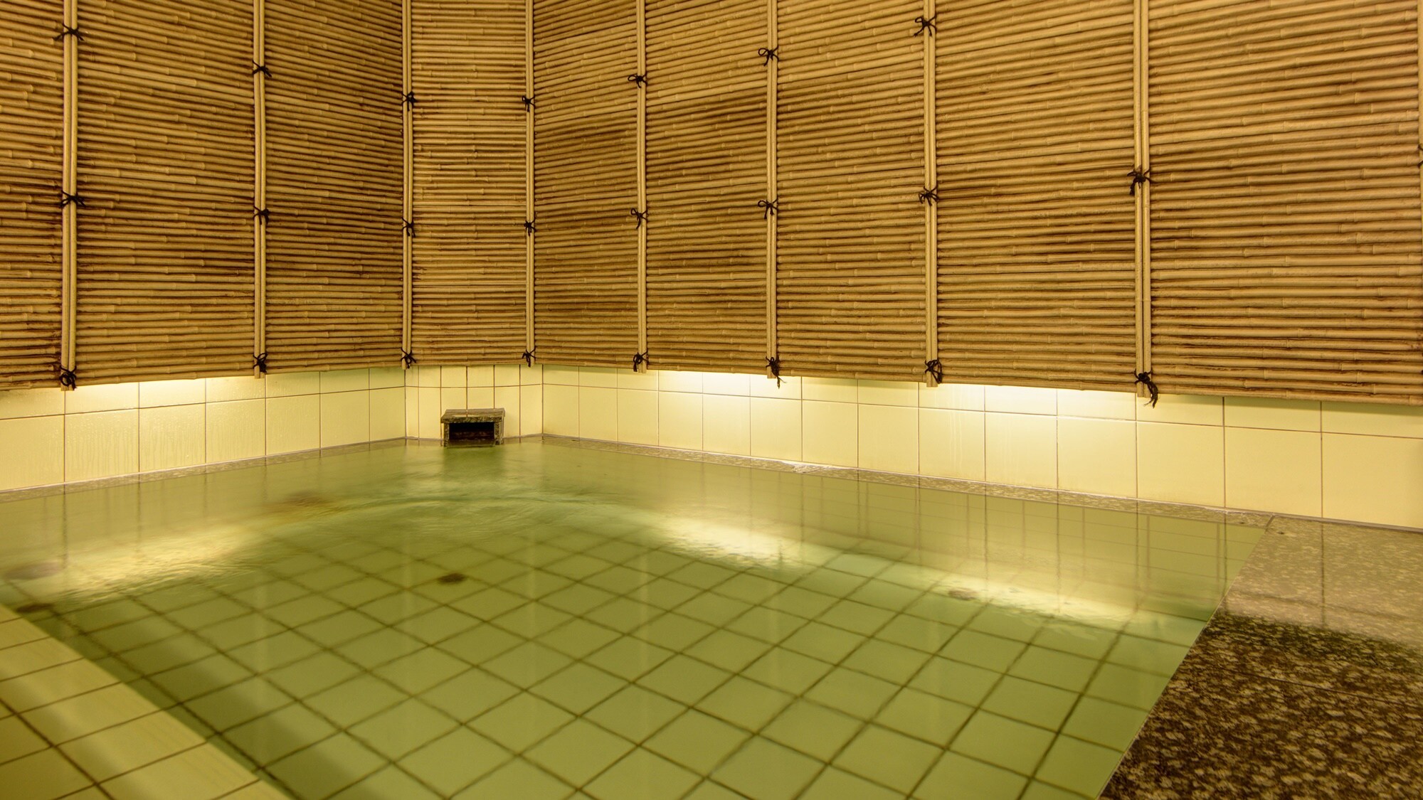 * [Large public bath (for men)] You can relax here.