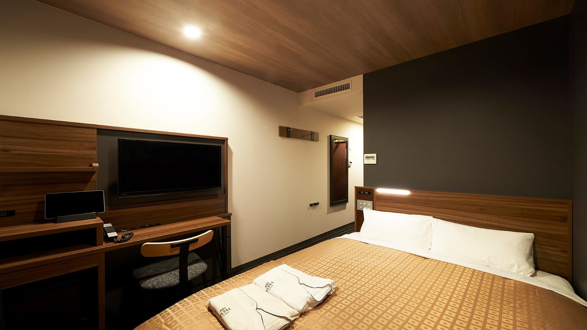 [Guest room] Double room size 12.1㎡ ~ 12.8㎡ Bed width 140cm