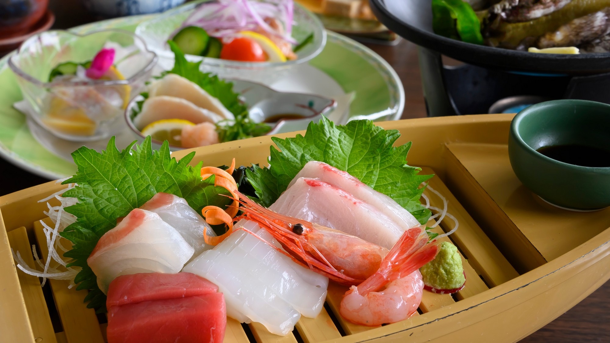 <Abalone Kiwami Course> Feast your taste buds on fresh sashimi.