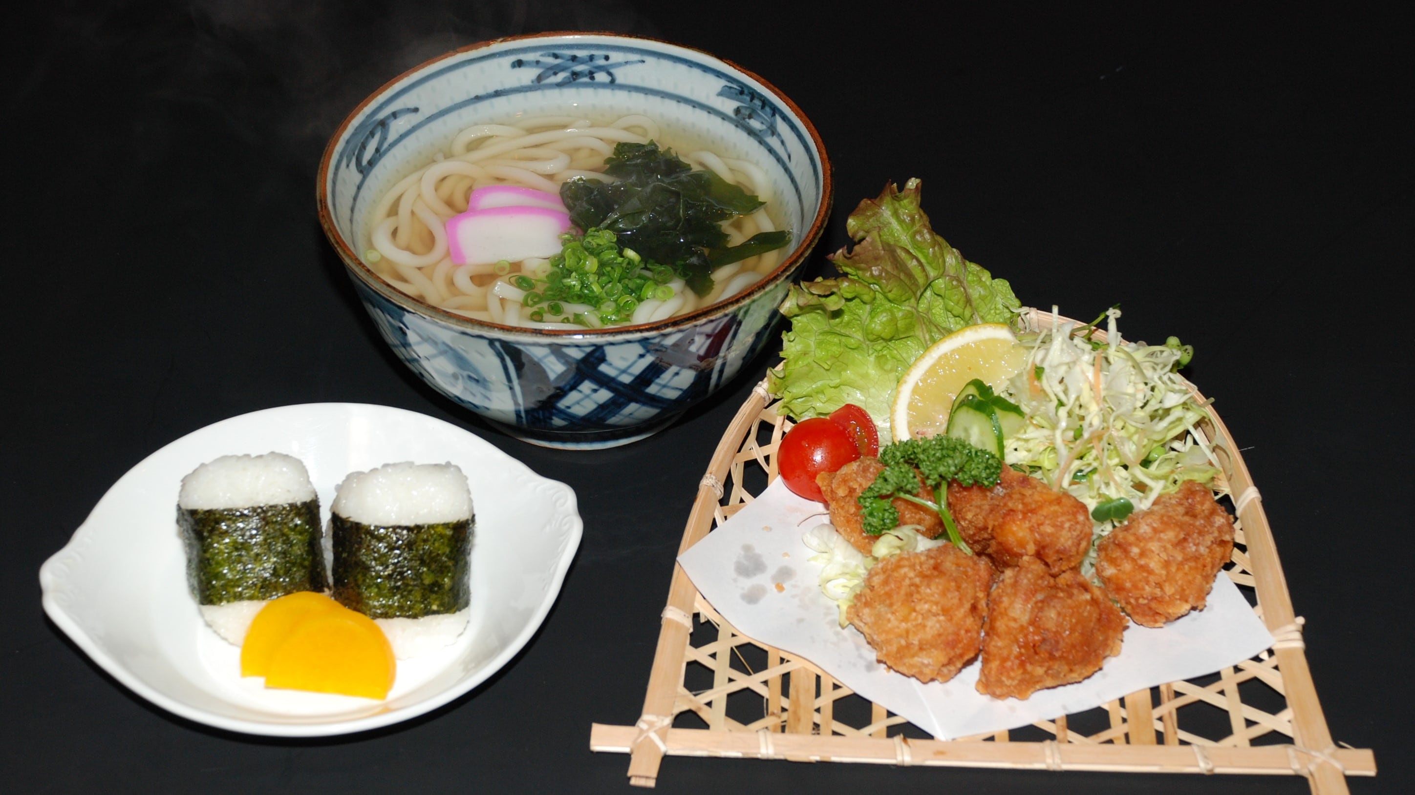 Udon menetapkan manfaat paket dengan camilan larut malam