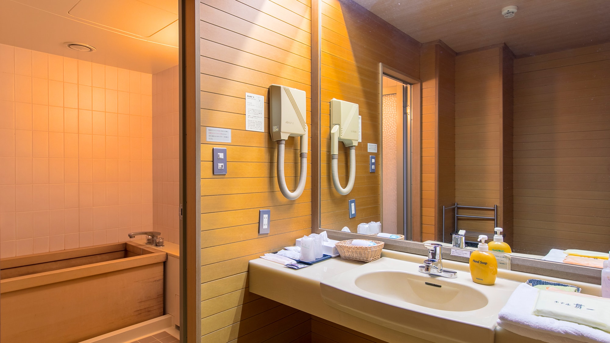 Sea side [Special room 1 room] Japanese-style room 12 tatami mats 34 square meters (washbasin)