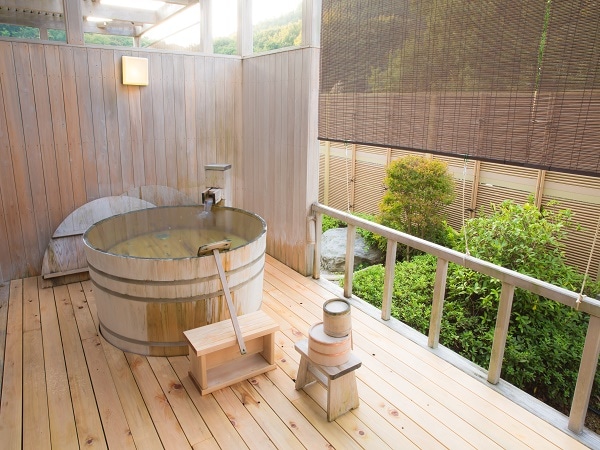 The wooden terrace is equipped with an open-air bath made entirely of cypress, allowing you to fully enjoy the private atmosphere.