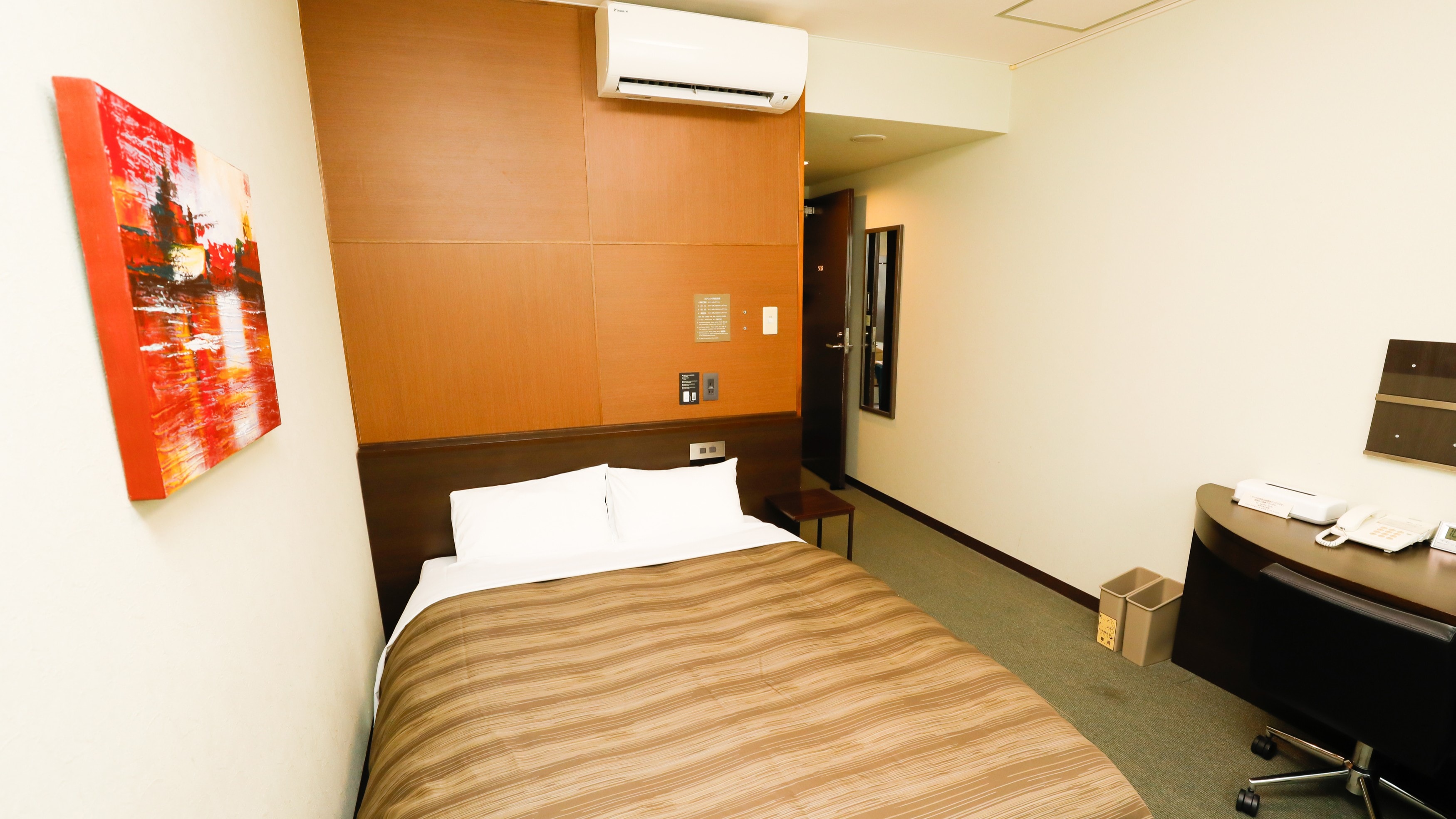 Các phòng đôi trong tòa nhà chính / Các phòng khách trong tòa nhà chính được trang bị phòng tắm riêng và bồn cầu có vòi xịt vệ sinh để bạn yên tâm sử dụng. (Ví dụ về một phòng khách)