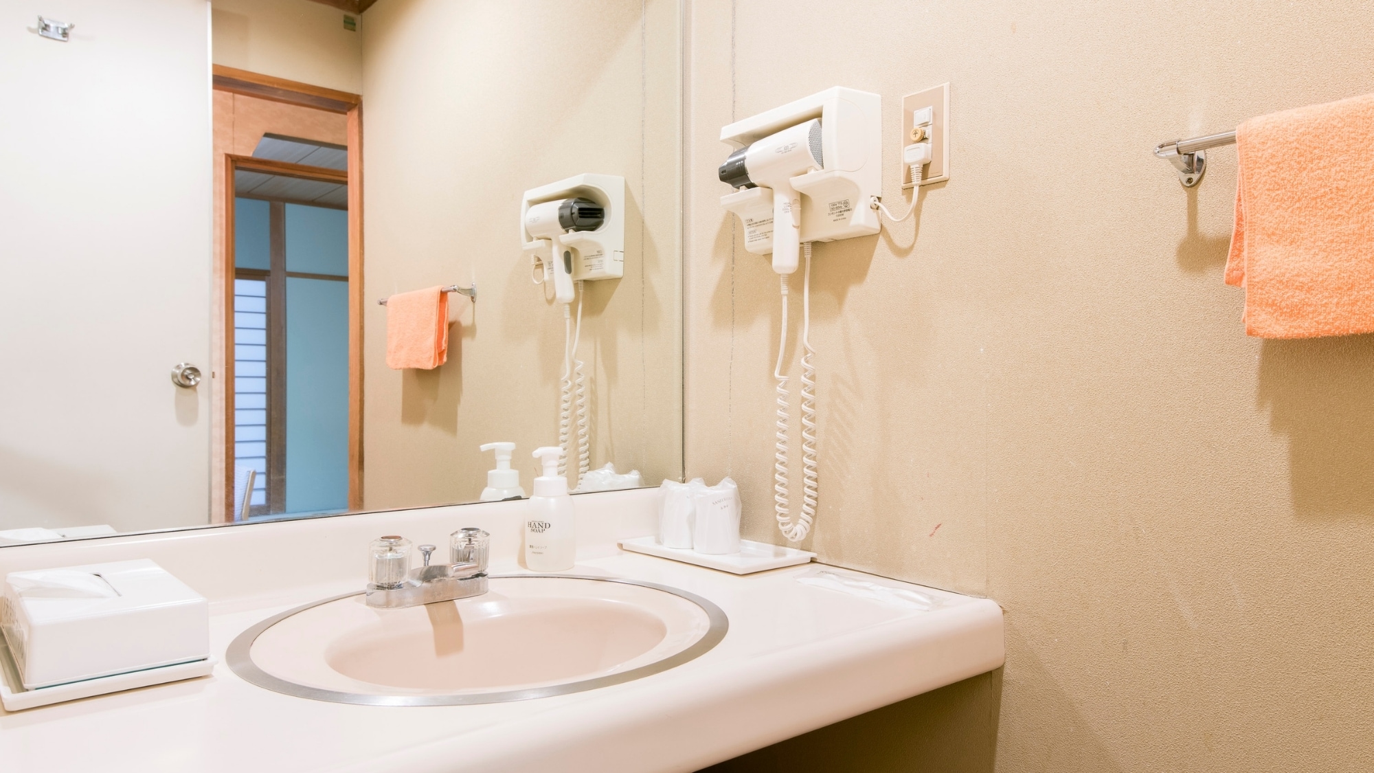 [Bathroom (example of 10 tatami room type)] Amenities and hair dryer provided