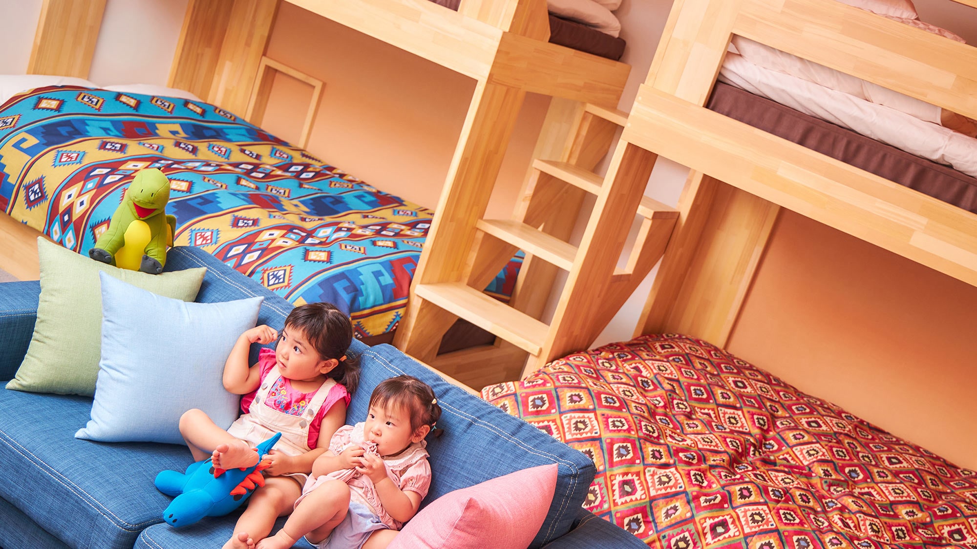 [Casual 6] A spacious room with a large bunk bed.