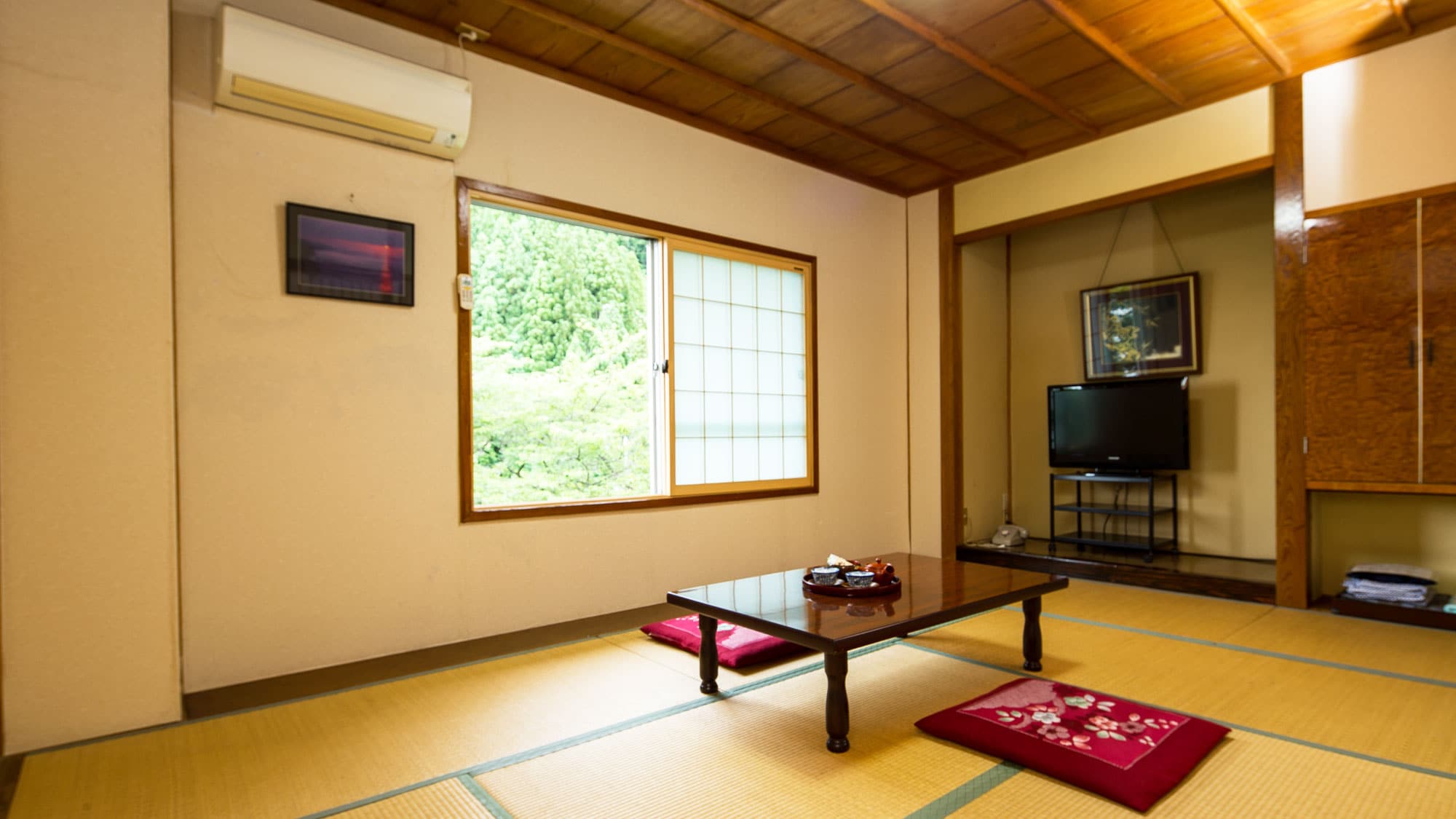 [Mountain side, Japanese-style room 8 tatami mats] << with toilet >>