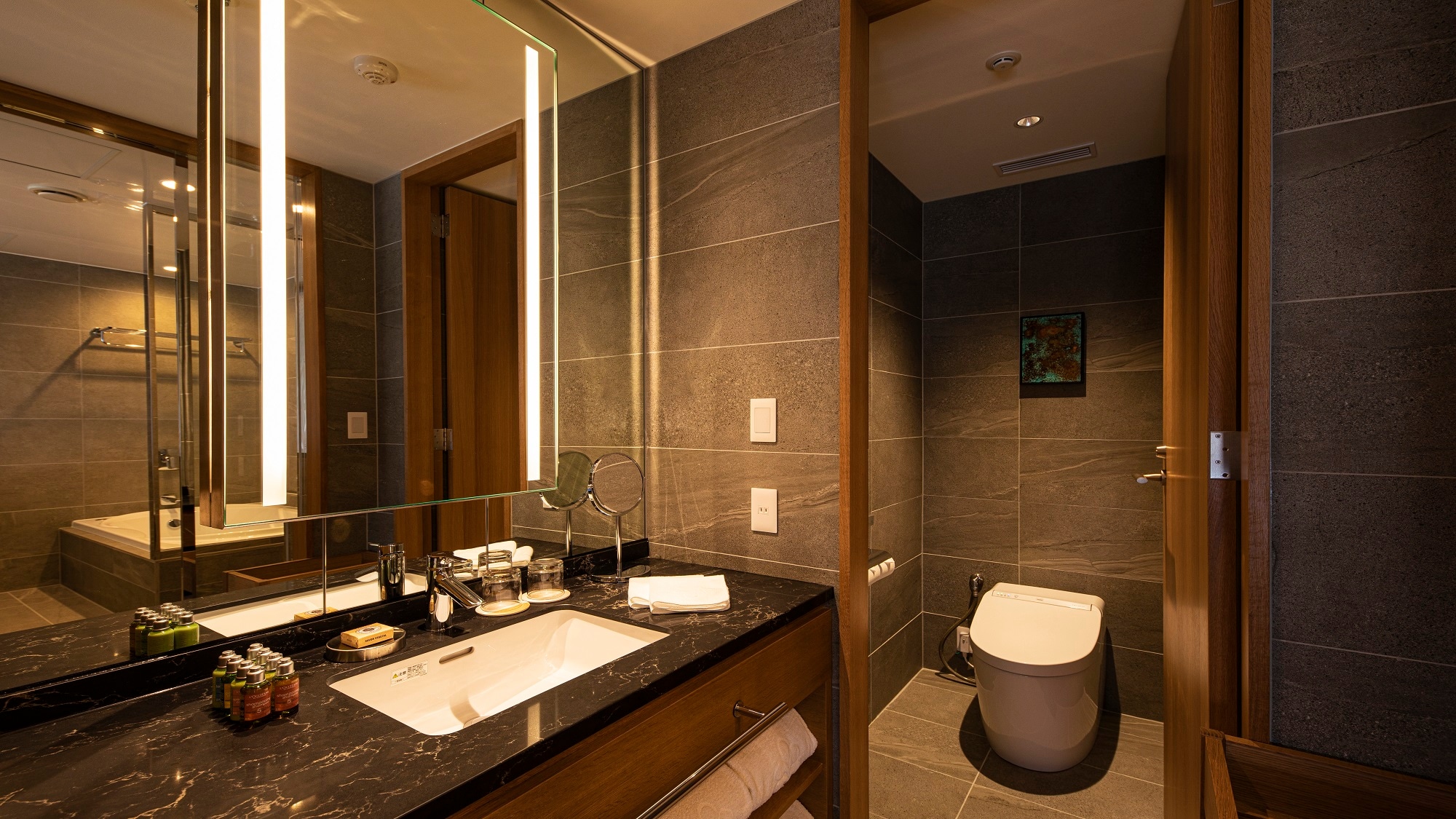 Nikko Floor Deluxe / Basin Toilet