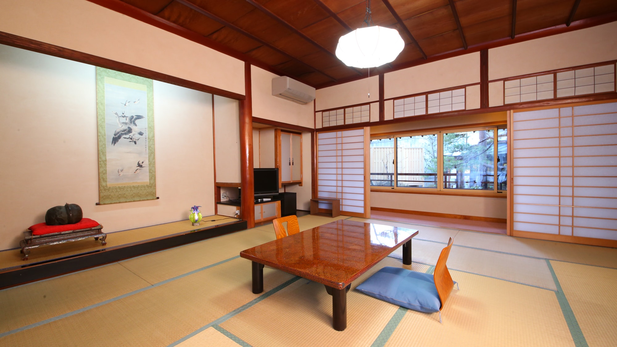 [Ryuji] The courtyard is the backyard, and you can see both of them, giving you a feeling of openness. Room with a good view.