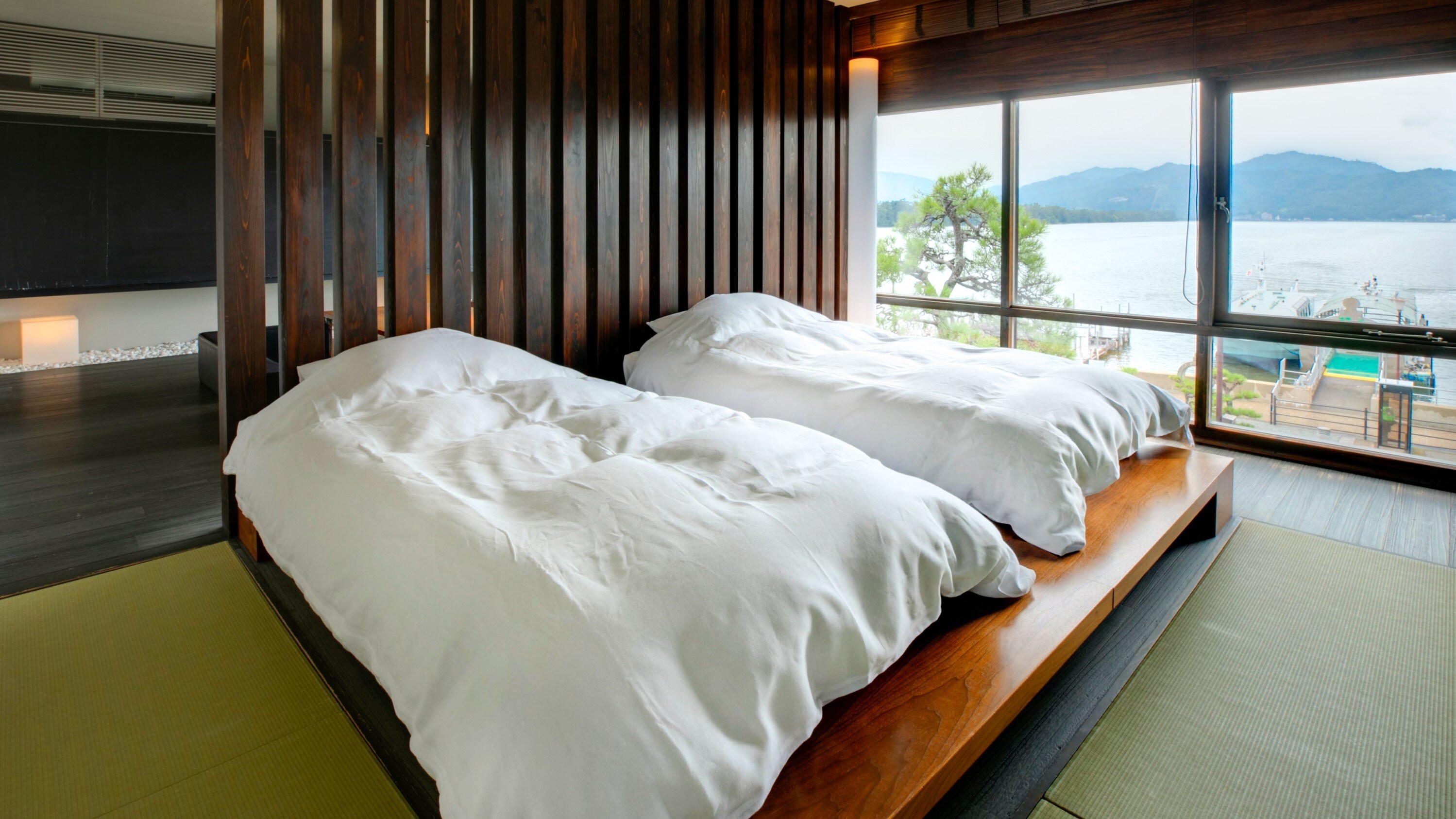 [3rd floor ◆ Japanese and Western room] The view of Heavenly Hashidate, which you can see while sitting on the "10,000 shaku" bed, is superb.