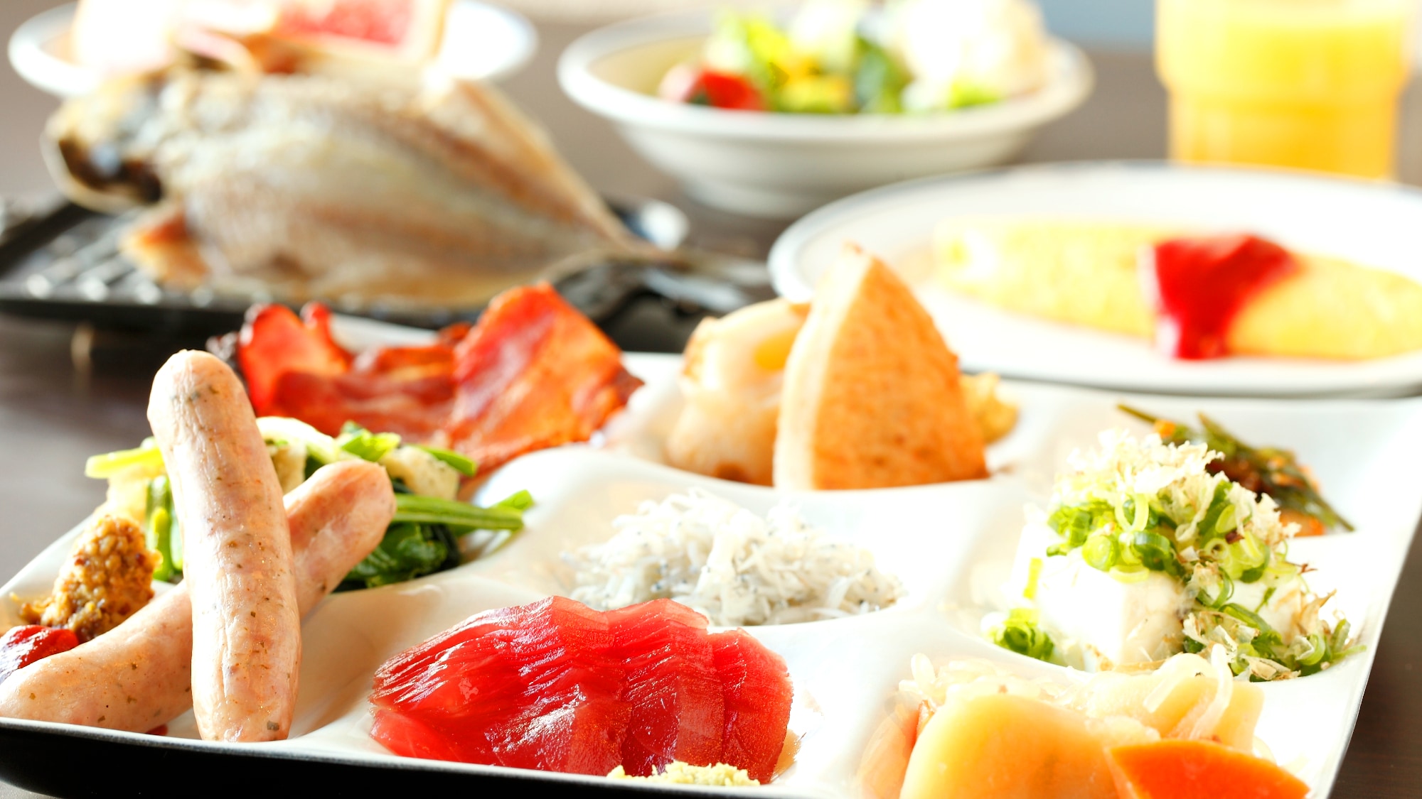 Bữa sáng tự chọn phổ biến của chúng tôi đã được tiếp tục. Hãy thưởng thức ẩm thực Nhật Bản và phương Tây yêu thích của bạn, tập trung vào ẩm thực Nishiizu.