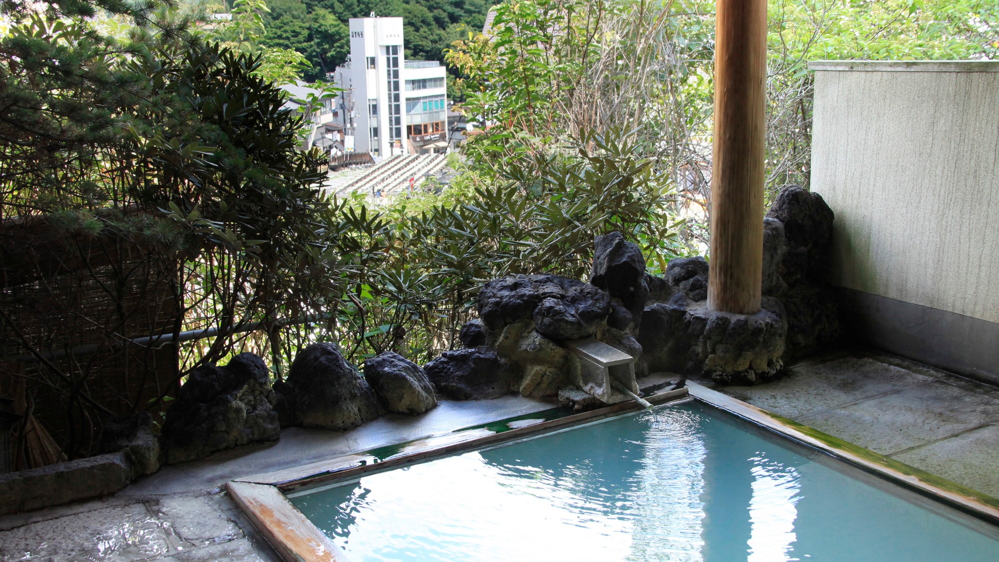 An open-air bath overlooking Kusatsu's only Yubatake. The famous hot spring "white flag source" is 100% flowing.