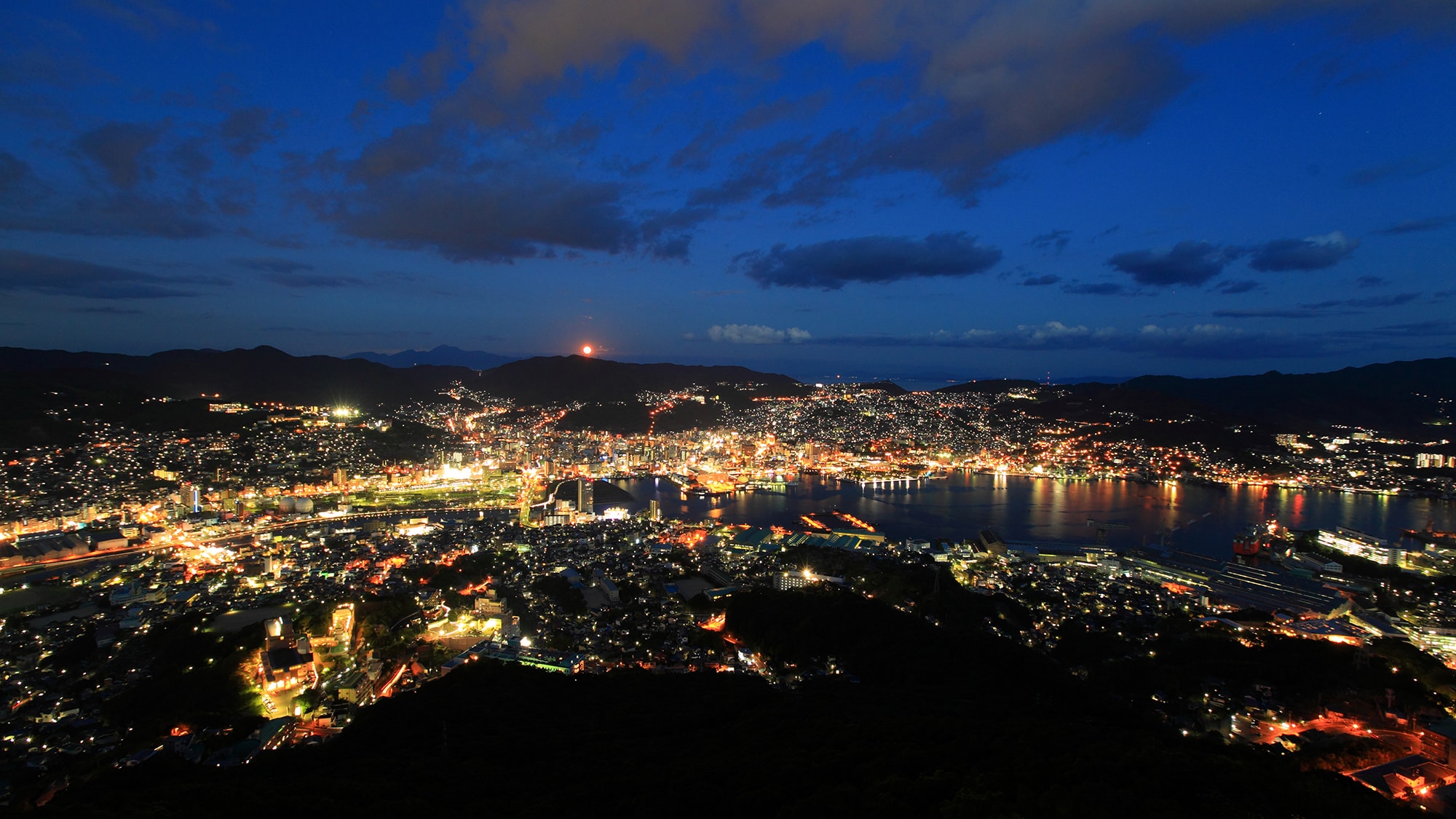 Pemandangan malam yang indah dari Nagasaki, salah satu dari tiga pemandangan malam utama di dunia