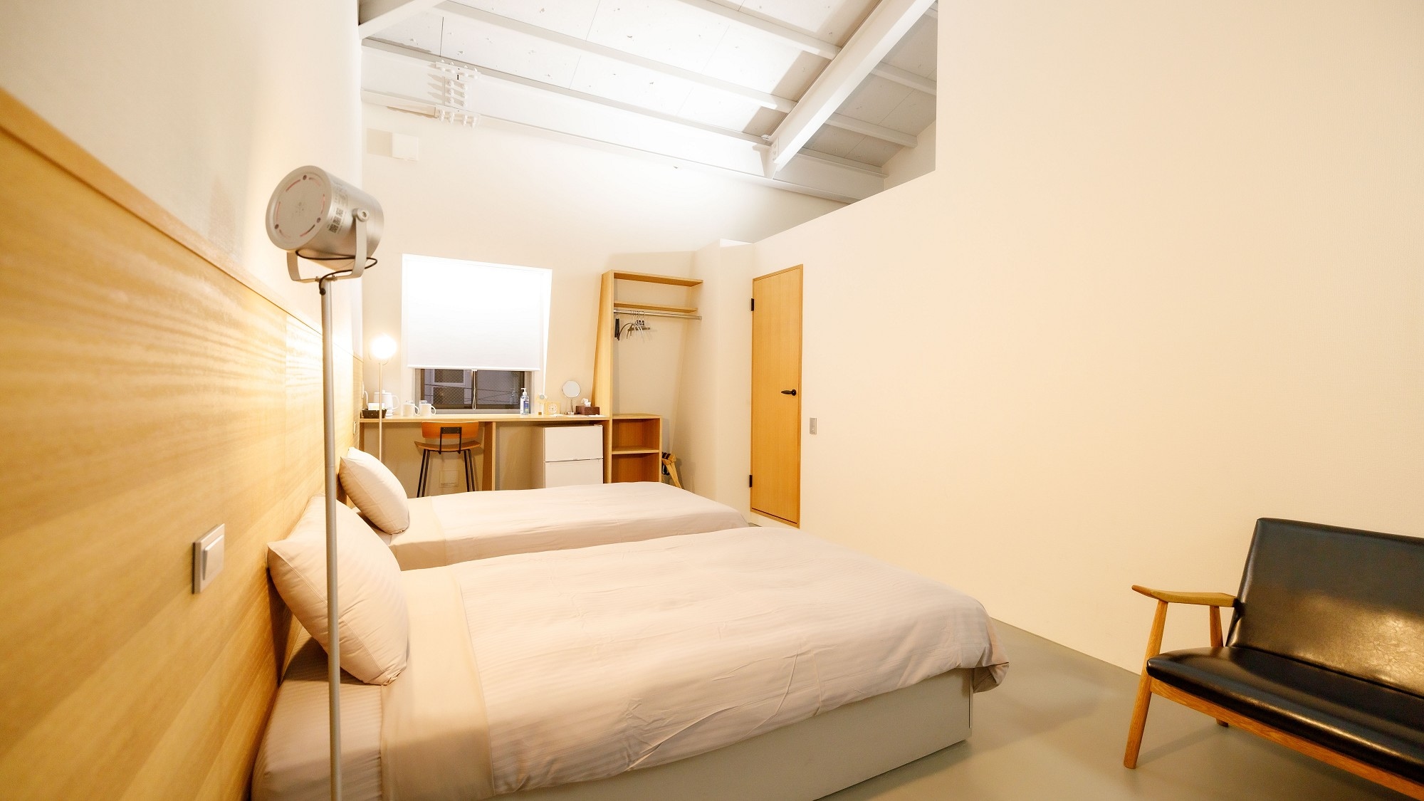 [Deluxe Twin] Enjoy a relaxing stay in an open space and high-quality bedding.