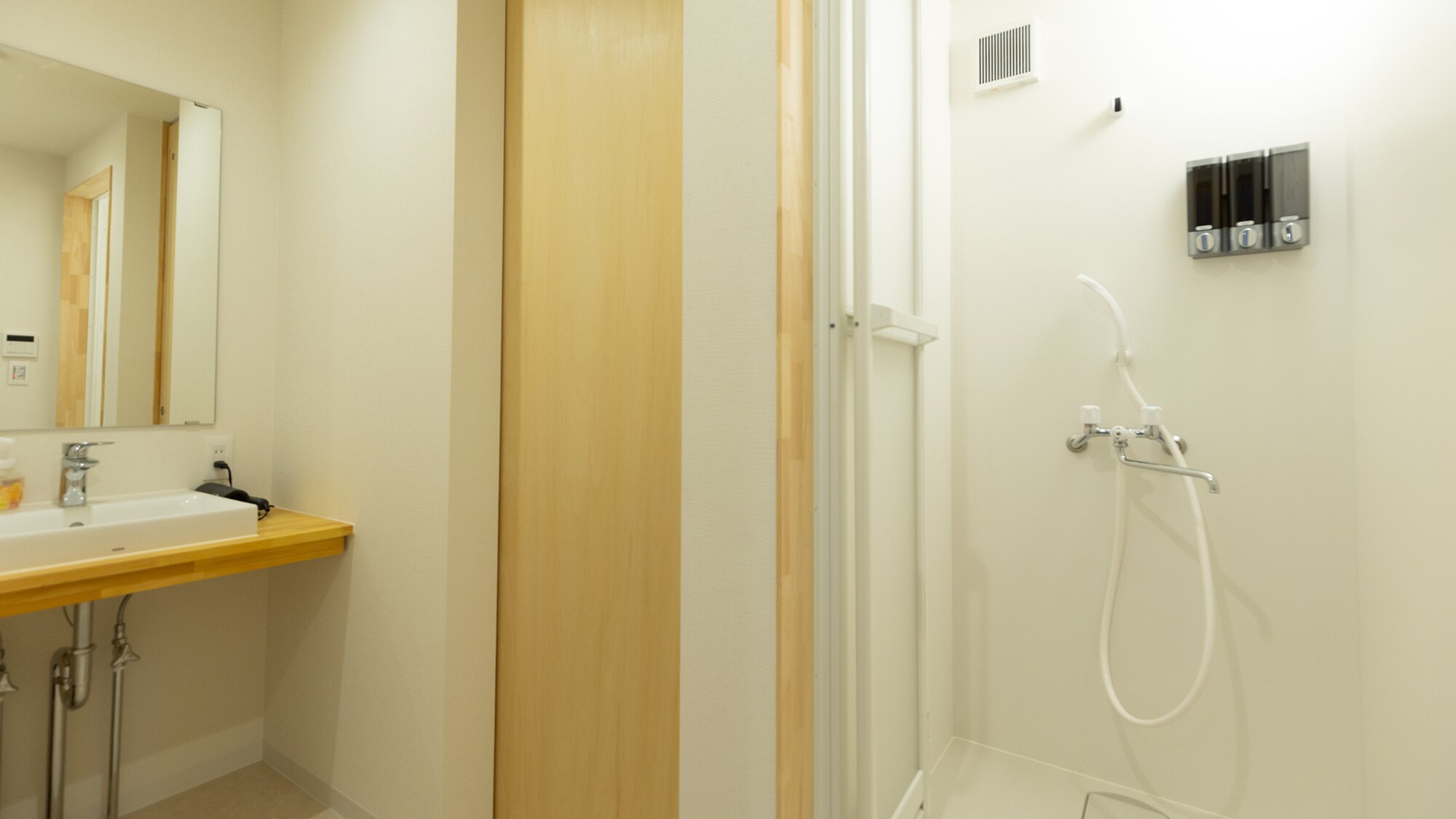 ・[浴室] 每個臥室都配有淋浴間，因此不必擔心桑拿後等待淋浴。