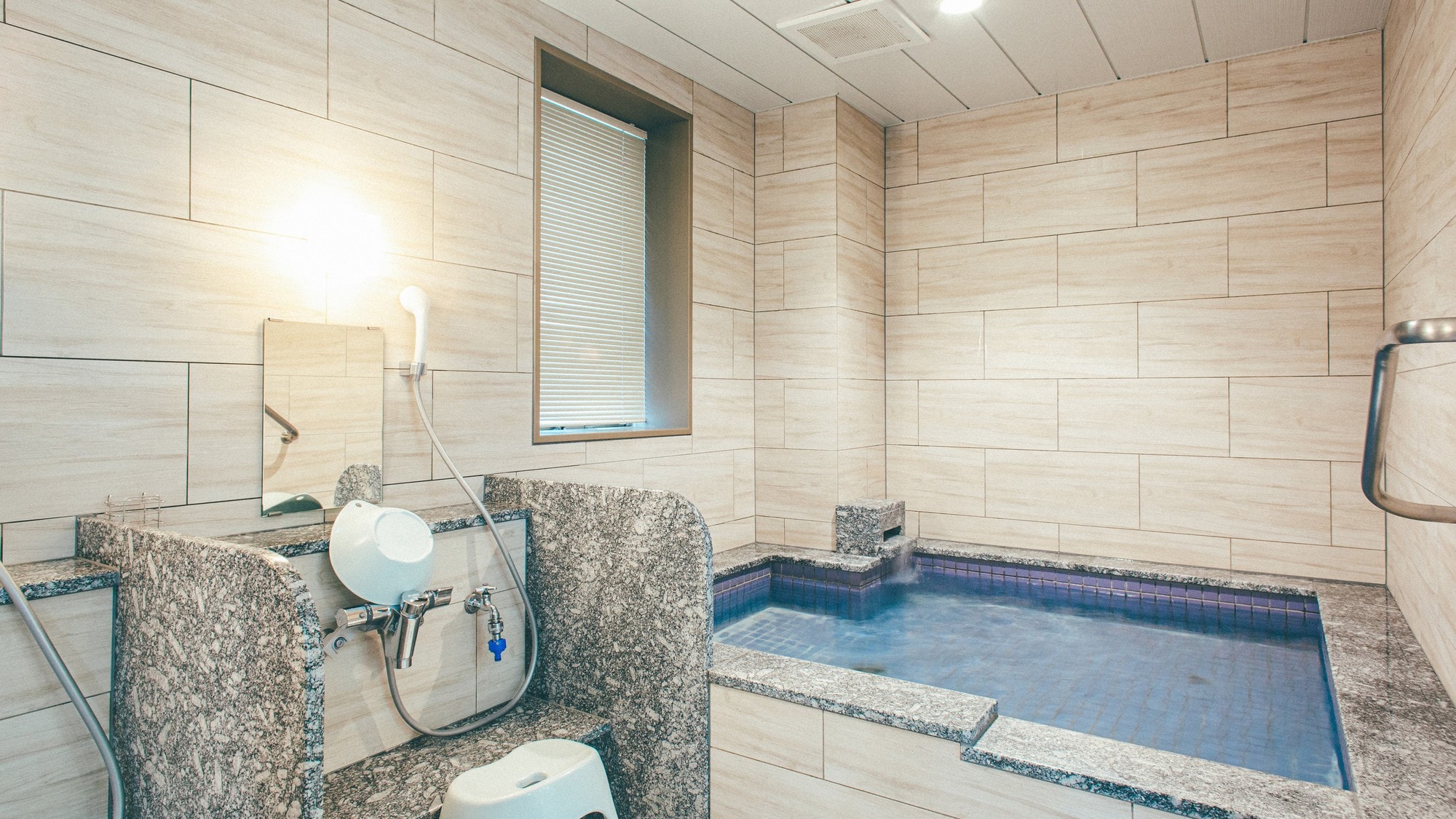 Women's bath *Opening hours (18:00-23:00/6:00-8:00)