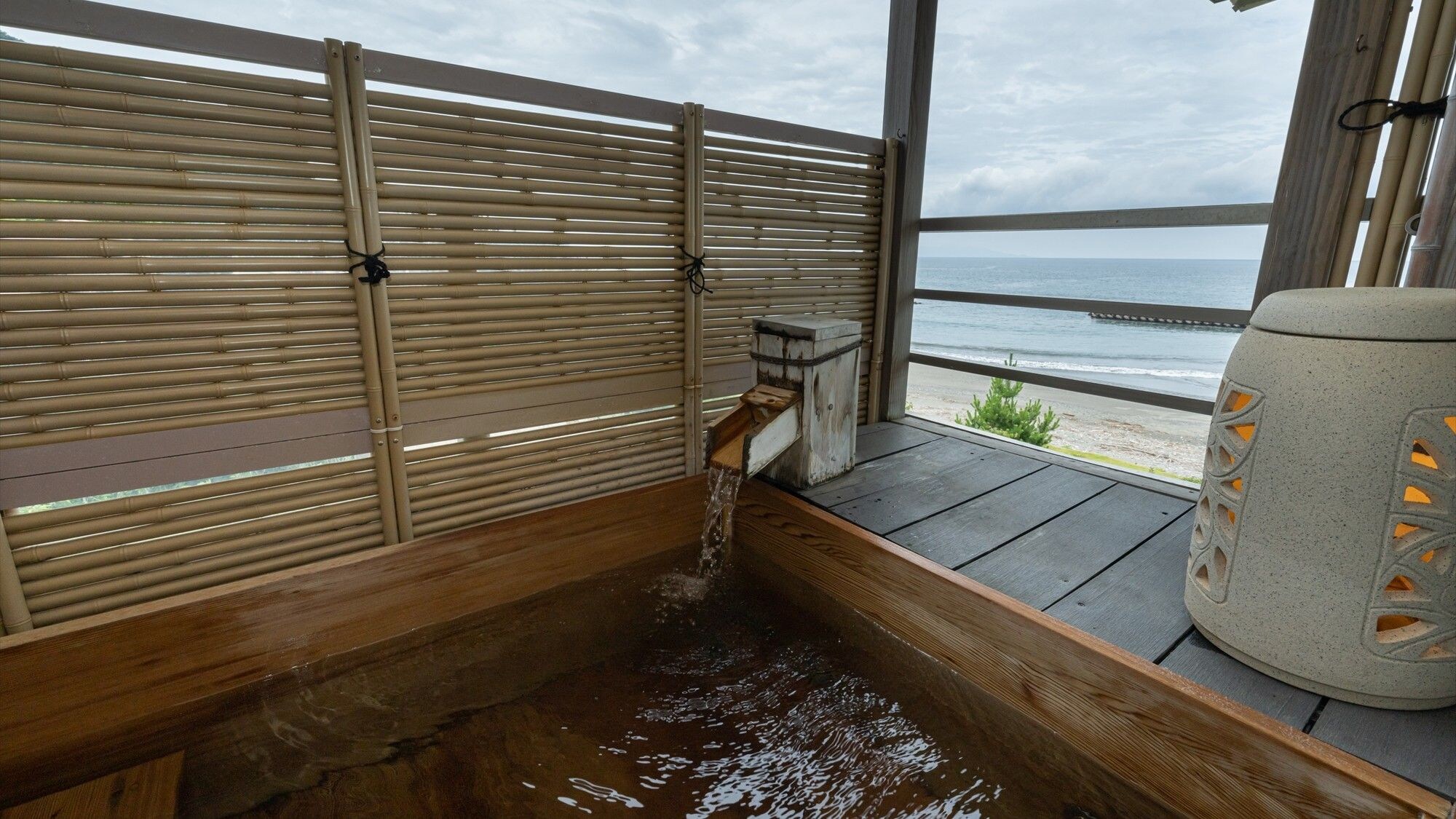 【带露天浴池的日式客房】除了室内浴池外，还配备了可以眺望大海全景的包租露天浴池的人气客房。