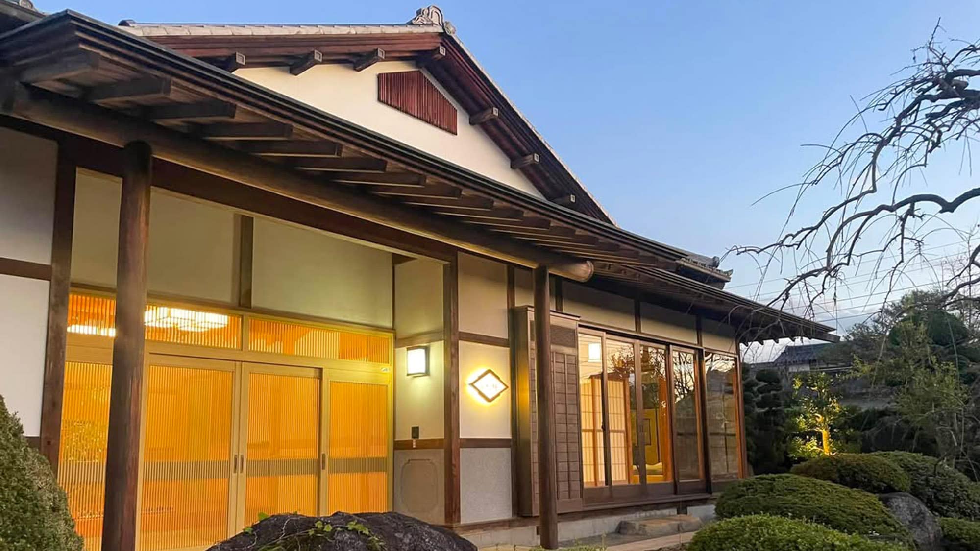 ・[外观] 传统的数寄屋风格住宅。充分利用木材的纹理，呈现出庄重的外观。