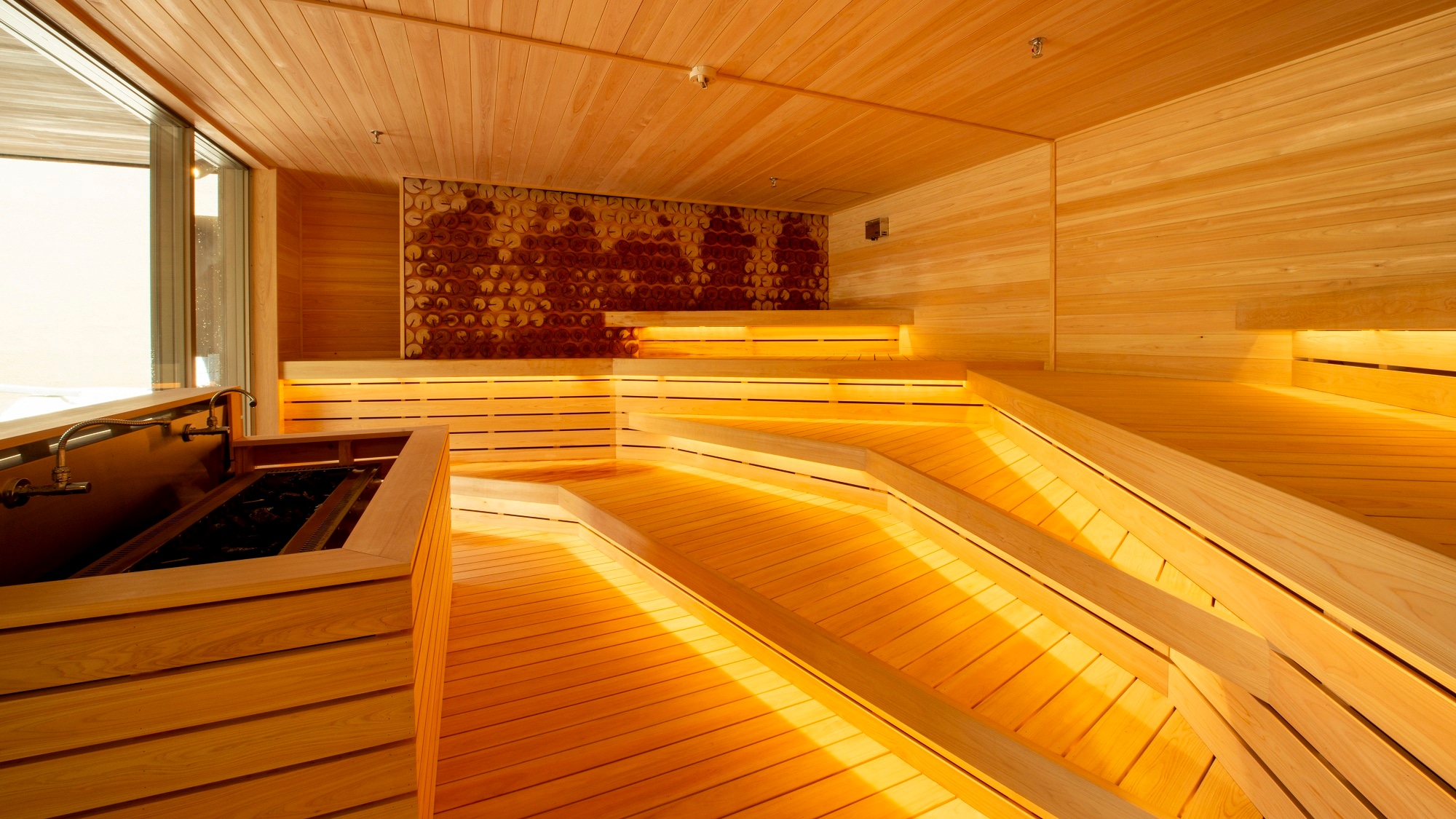[Tsuki no Yu] A leil sauna that raises the sensible temperature with water vapor generated by pouring water on the sauna stones to promote sweating.