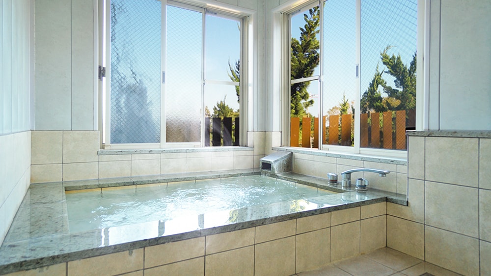 Mở cửa sổ, làn gió dễ chịu sẽ thổi vào phòng tắm của khách tại Izu Kogen Onsen. Một bồn tắm thư giãn cho các cặp đôi và gia đình