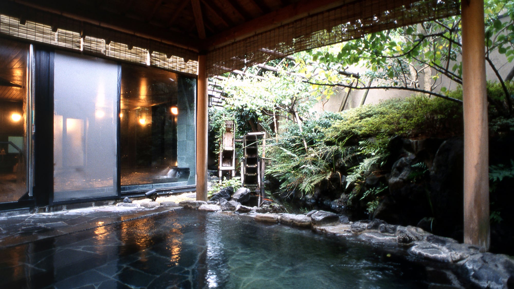 Open-air bath [rock bath]