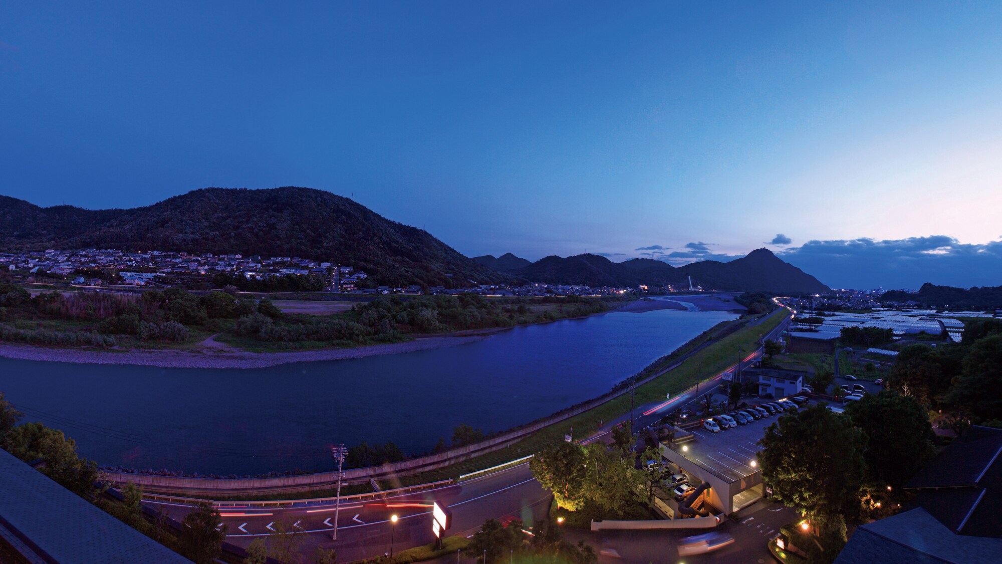 <Landscape overlooking the Nagara River and Mt. Kinka>