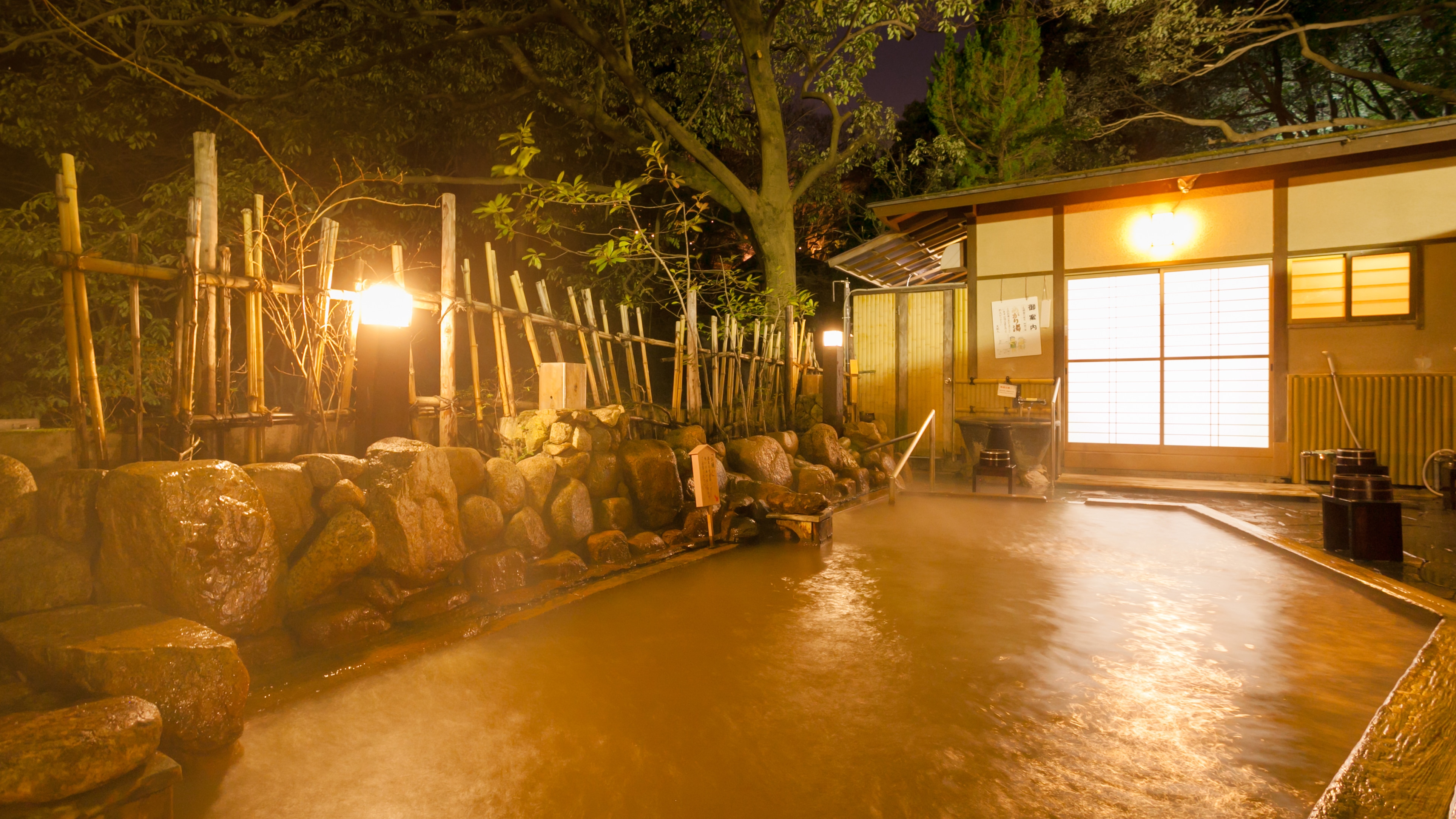 Pemandian terbuka yang mengalir langsung dari sumber mata air Tonokata "Ofuku no Yu" * Hanya pemandian air panas