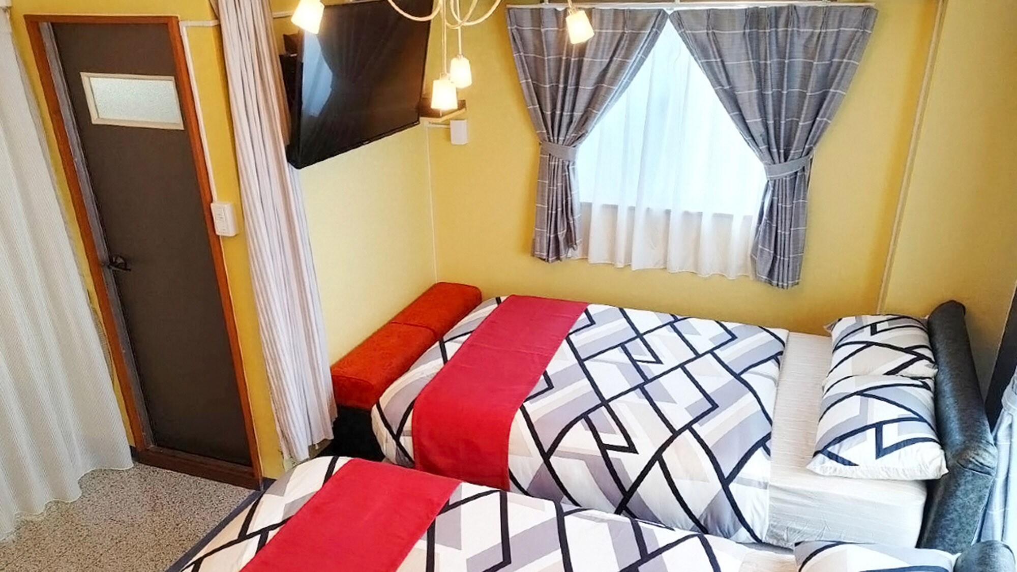 ・[Twin Room] A room equipped with two semi-double beds.