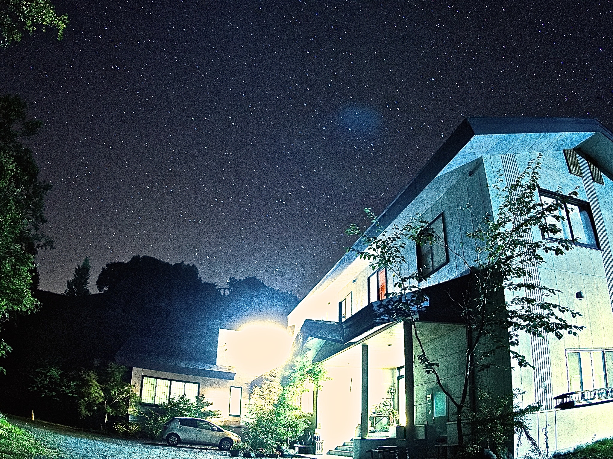 Langit berbintang terlihat dari depan penginapan