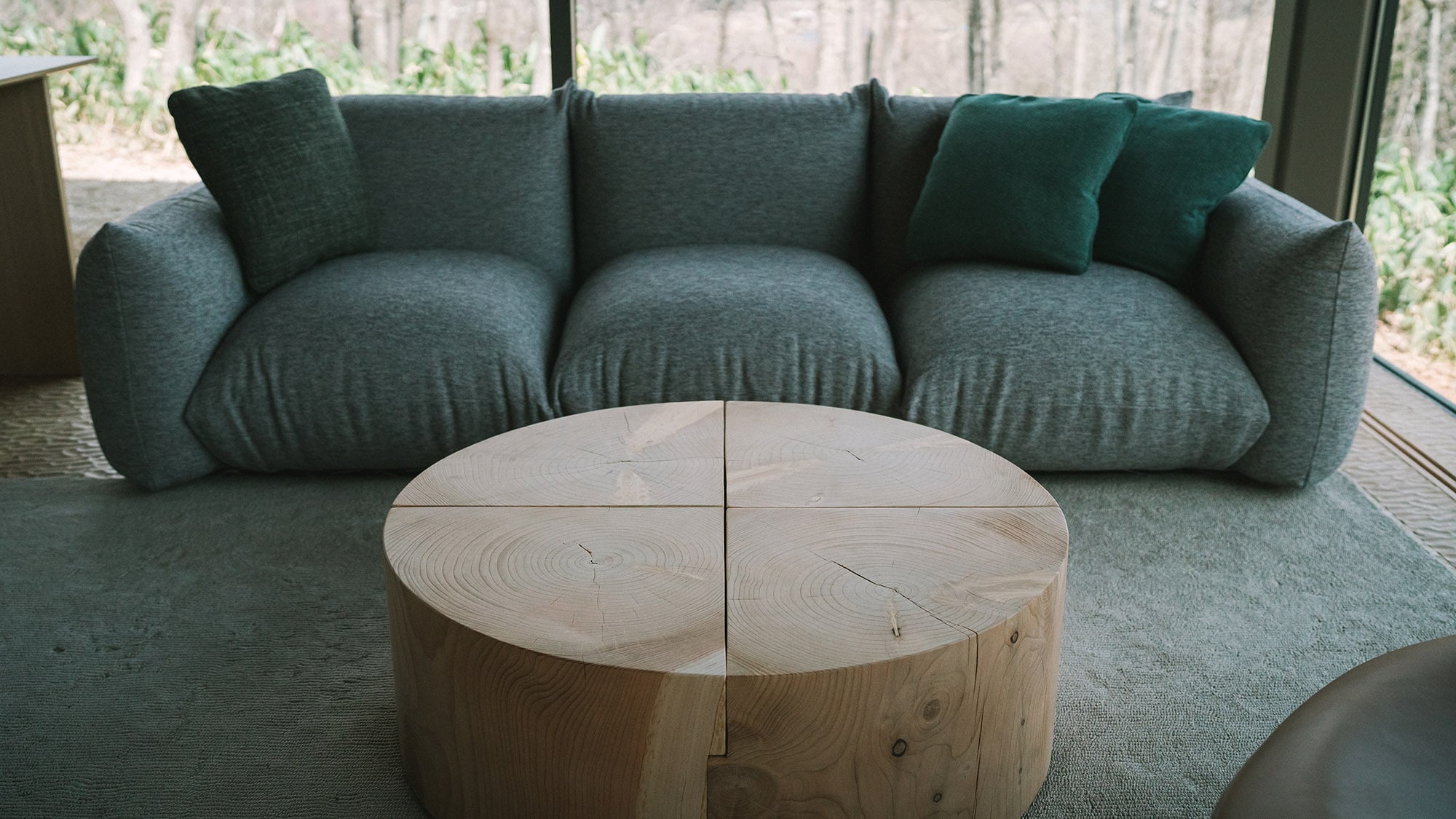 ・[VIlla Double 50m2] Tận hưởng cuộc trò chuyện thư giãn trên chiếc ghế sofa lớn, êm ái.