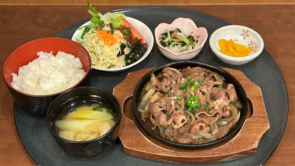 【晚餐套餐①】烤豬五花套餐－甜辣醬汁令人上癮。