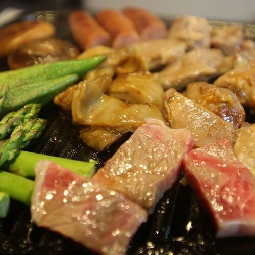 Five kinds of delicious meat: Aso Akagyu beef, horse offal, Kumamoto local chicken, Kagoshima jaw meat, and Aso sausages! Even the vegetables are from Kumamoto!
