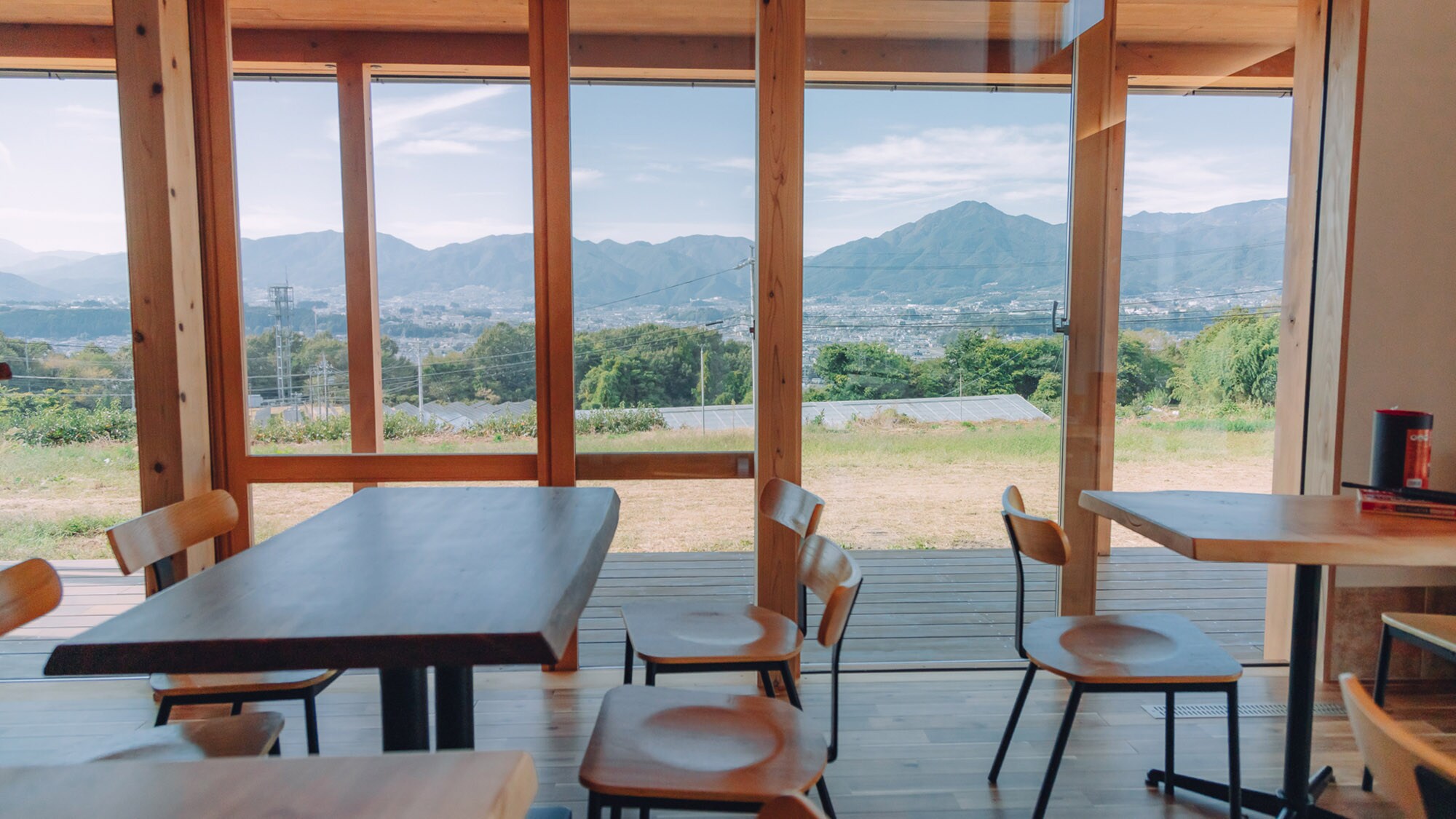 ・[Quán cà phê] Vật liệu xây dựng được sử dụng là gỗ tuyết tùng địa phương. Bạn có thể cảm nhận được sự ấm áp của gỗ trong không gian.