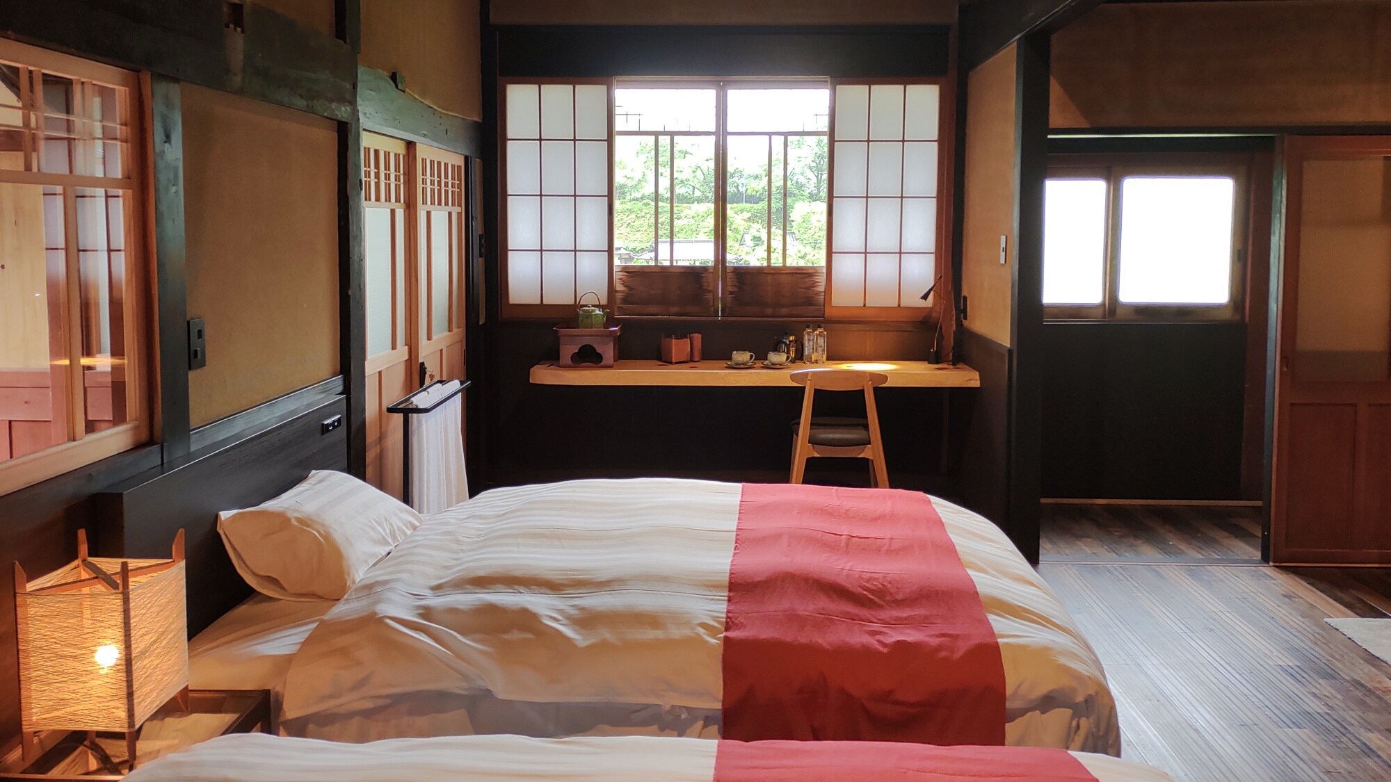 [Hotaru-bi Building, Main Room 102] There are two semi-double beds for a relaxing sleep.