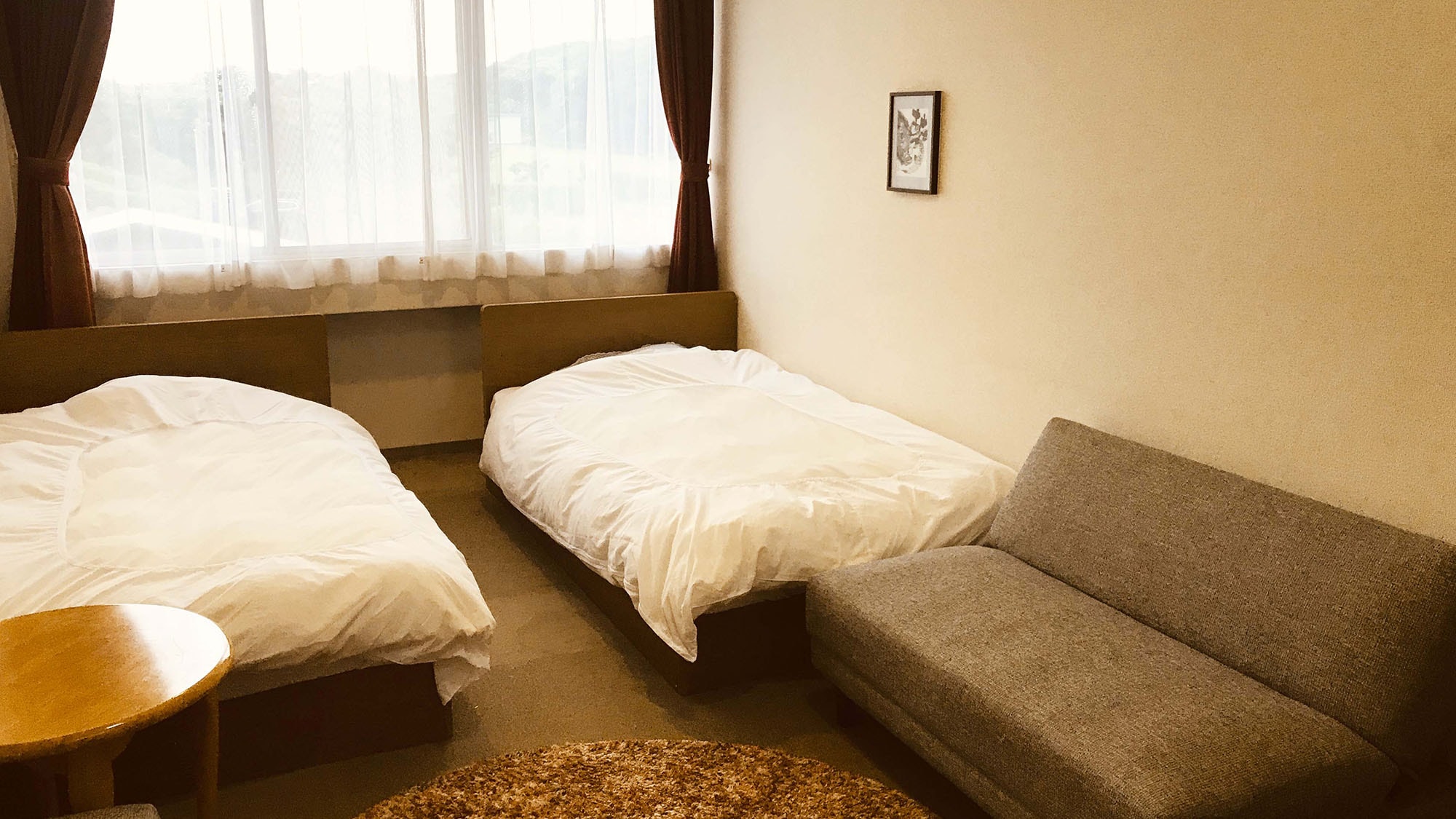 ・ [Twin room example] A room where sunlight shines through a large window