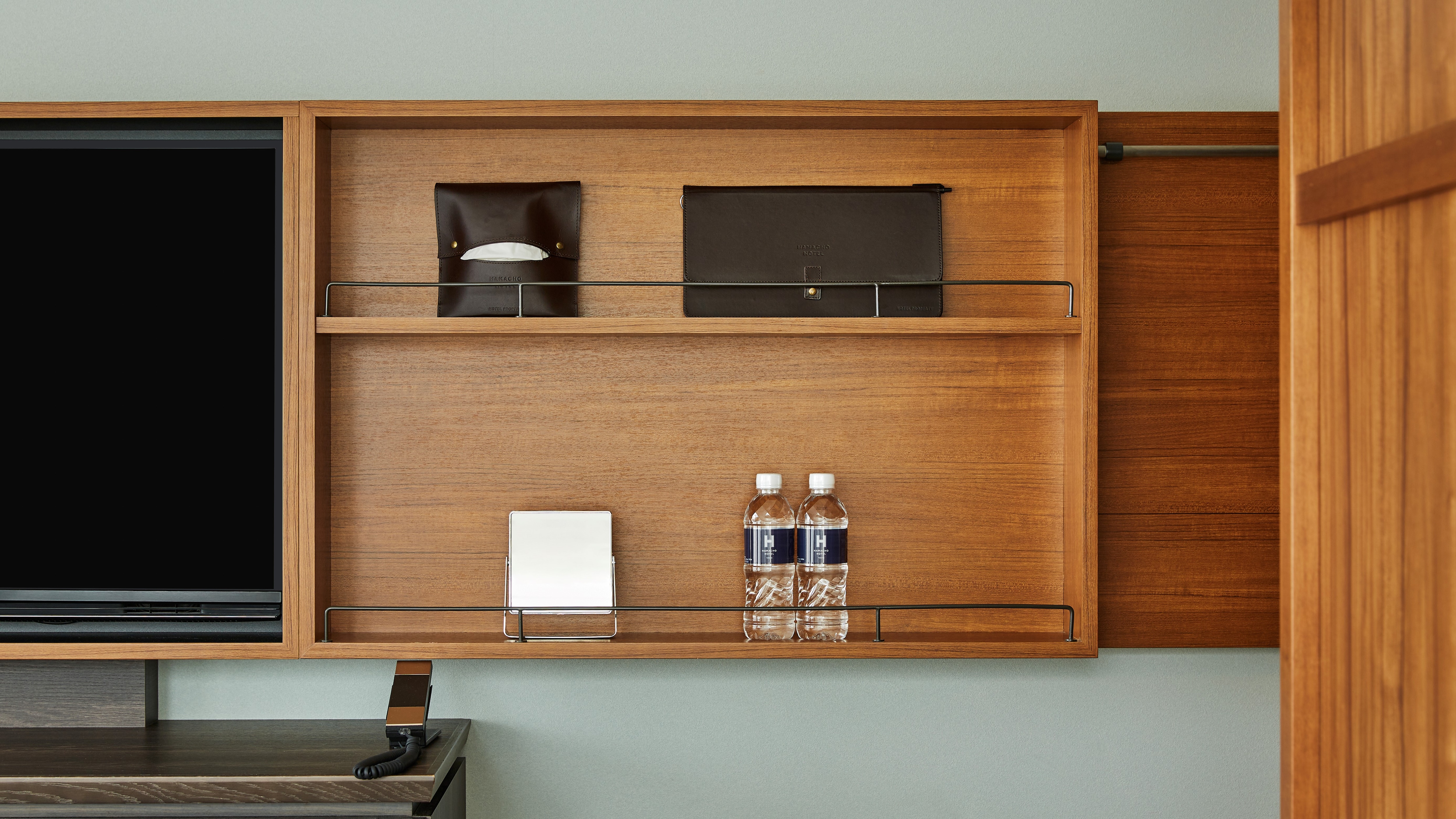 Dinding kamar sudut ganda