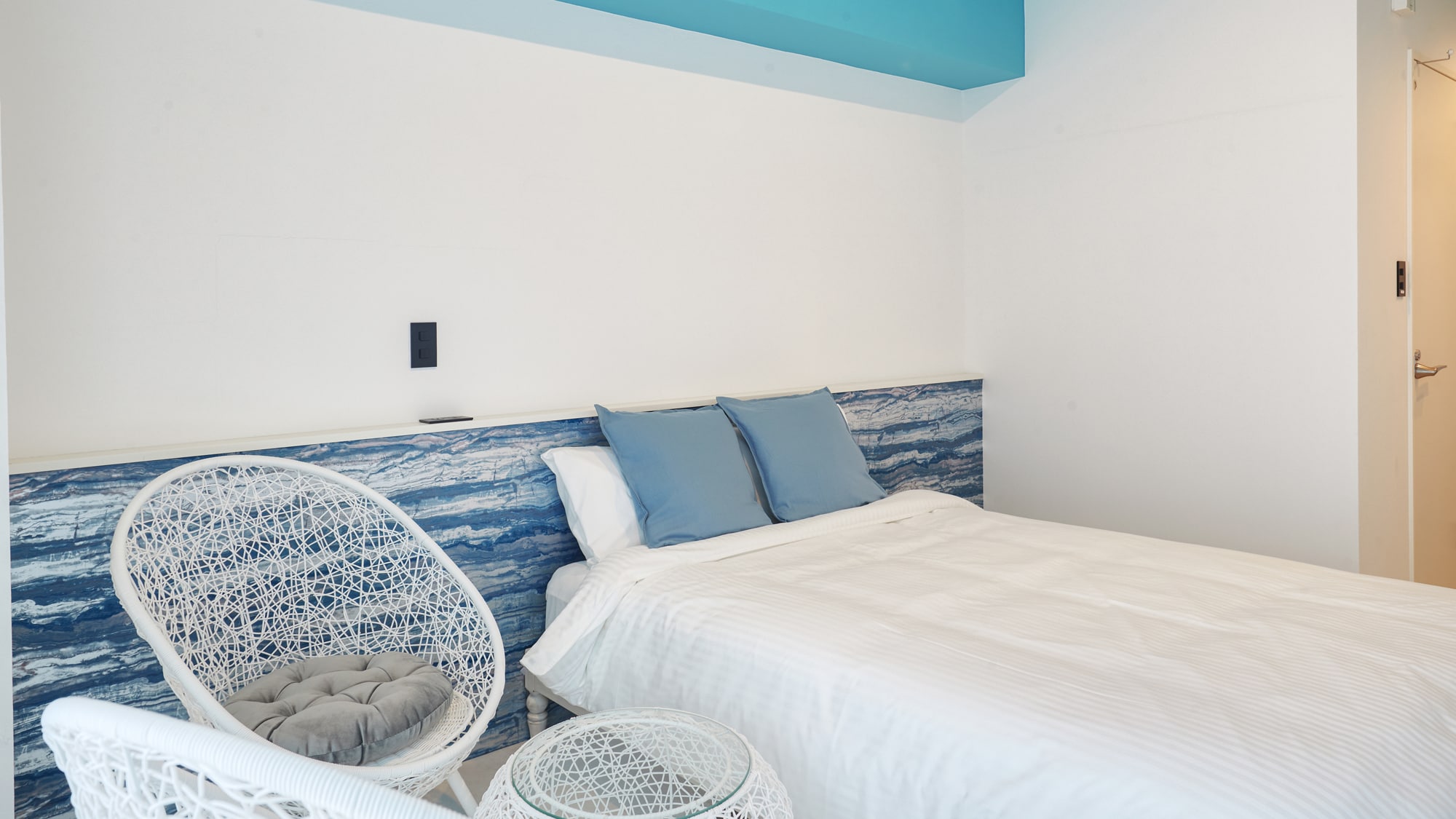 넓은 더블 침대로 고품질의 잠을. 마음 편한 공간에서 최고의 여행을.