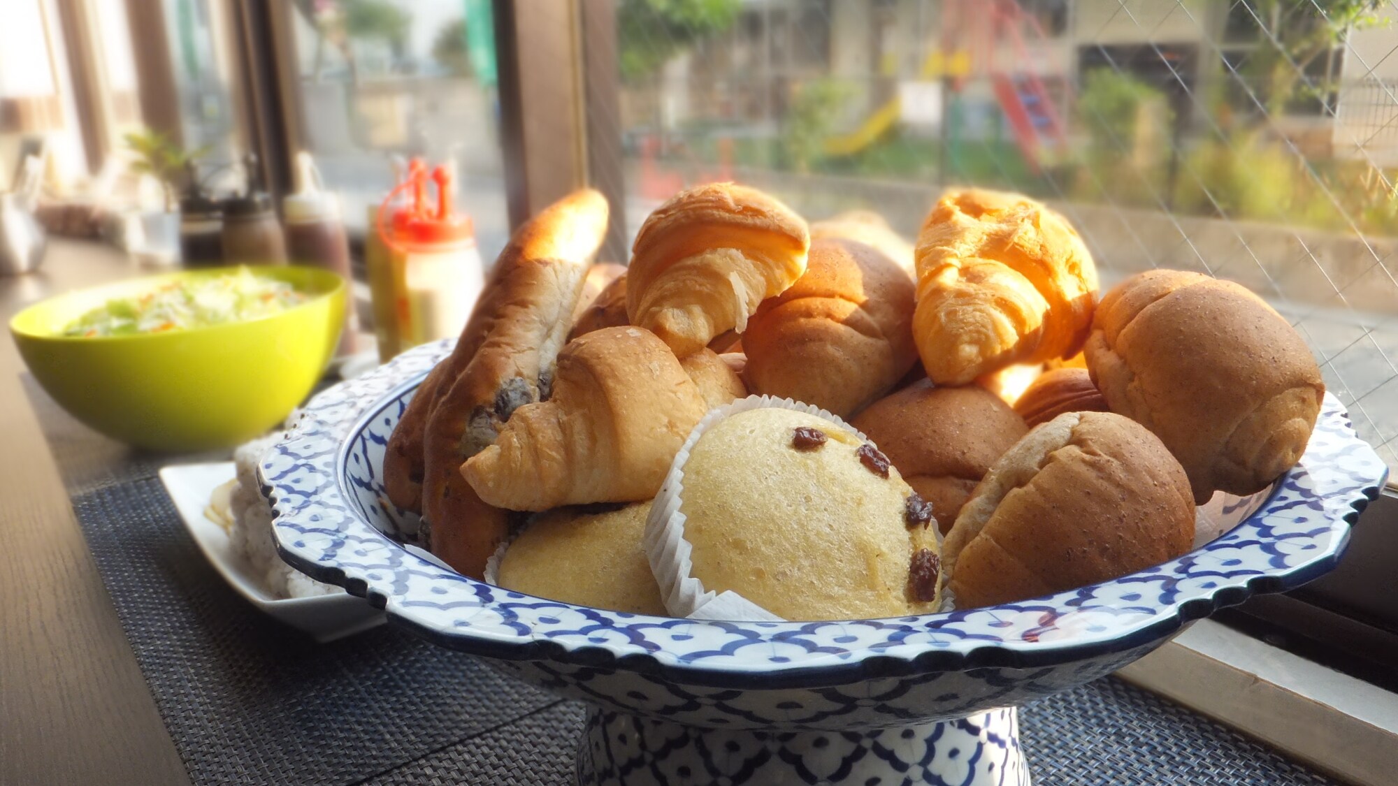 [Breakfast] We try to provide as many types of bread as possible.