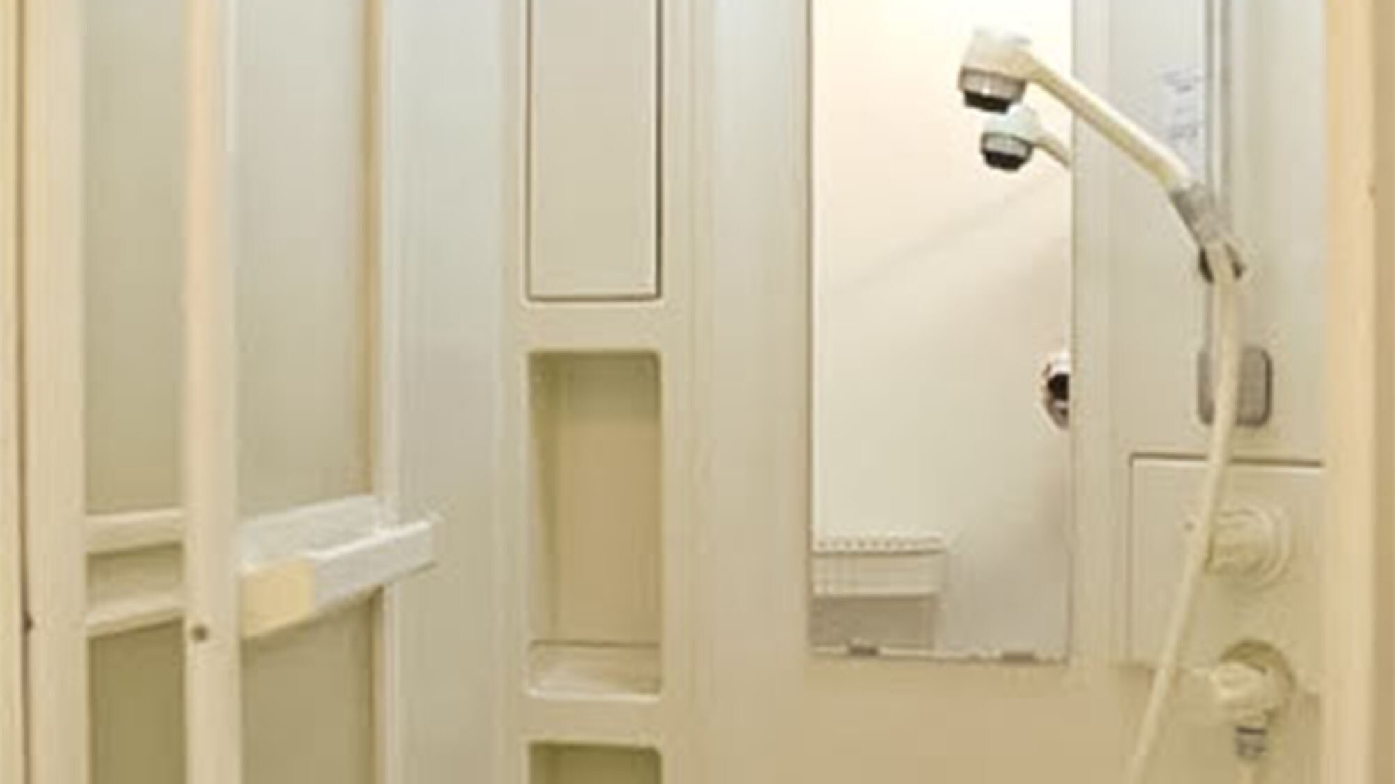 ・ Bathroom / shower room is available 24 hours a day