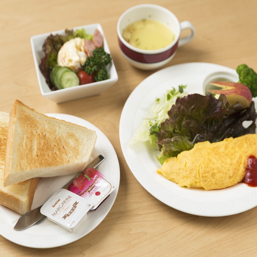 早餐 *圖片：厚切吐司和自製蛋捲是相當受歡迎的西式早餐♪