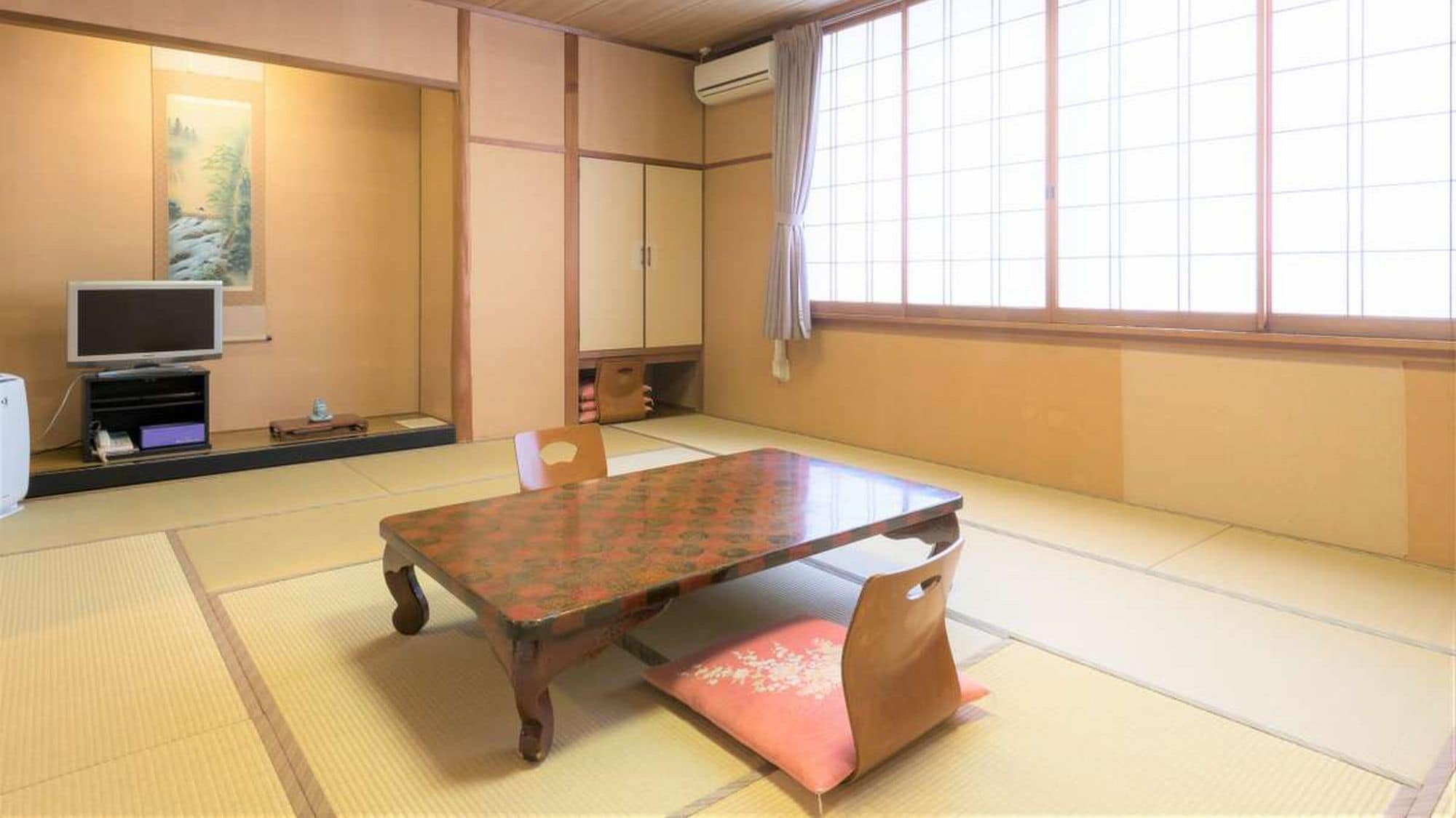 [East Wing Japanese-style room example]