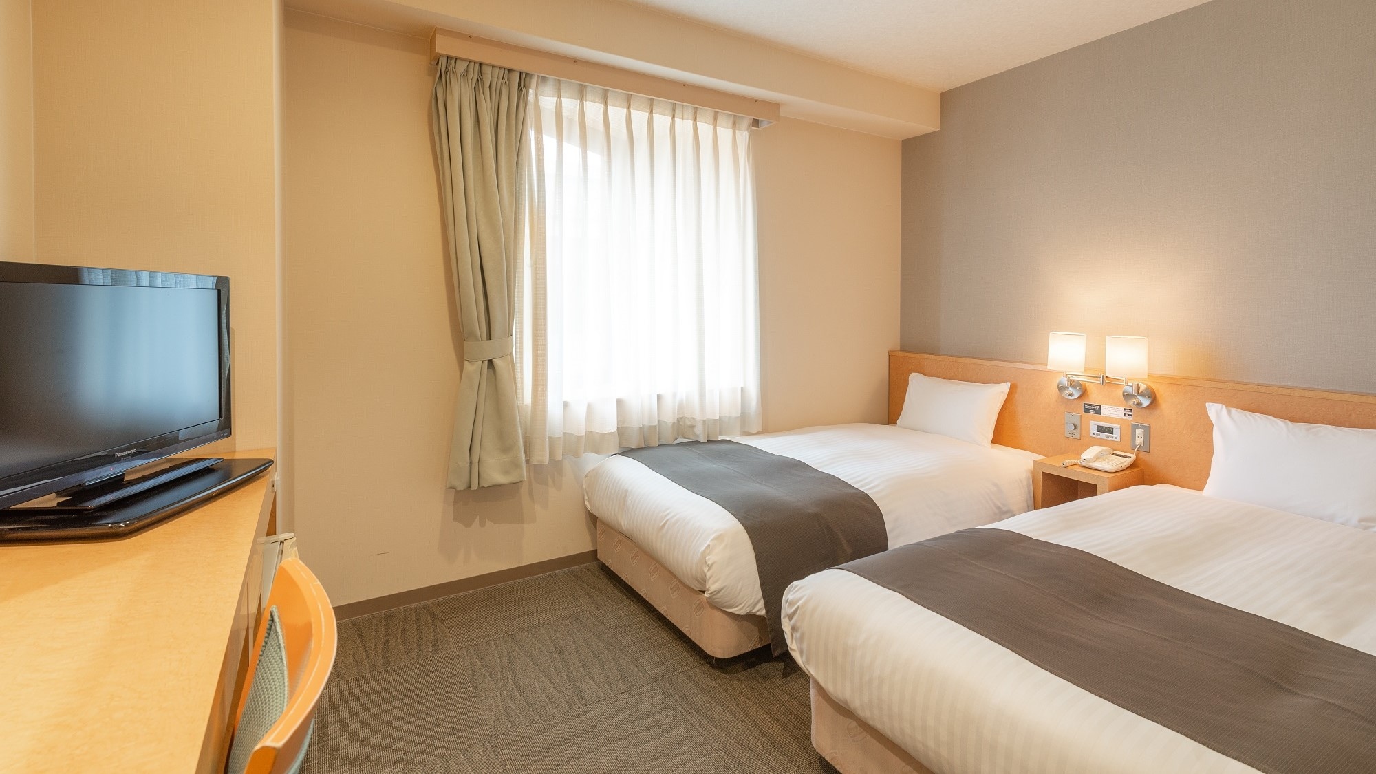 Smoking only: Small Twin Room (Simmons) 17 square meters / window facing