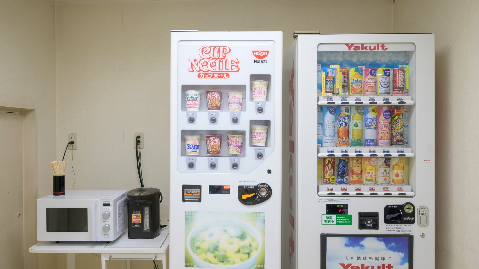 [2F ■ Vending machine corner] Drinking water and instant noodles are available 24 hours a day. Recommended for late-night snacks! Microwave oven available.