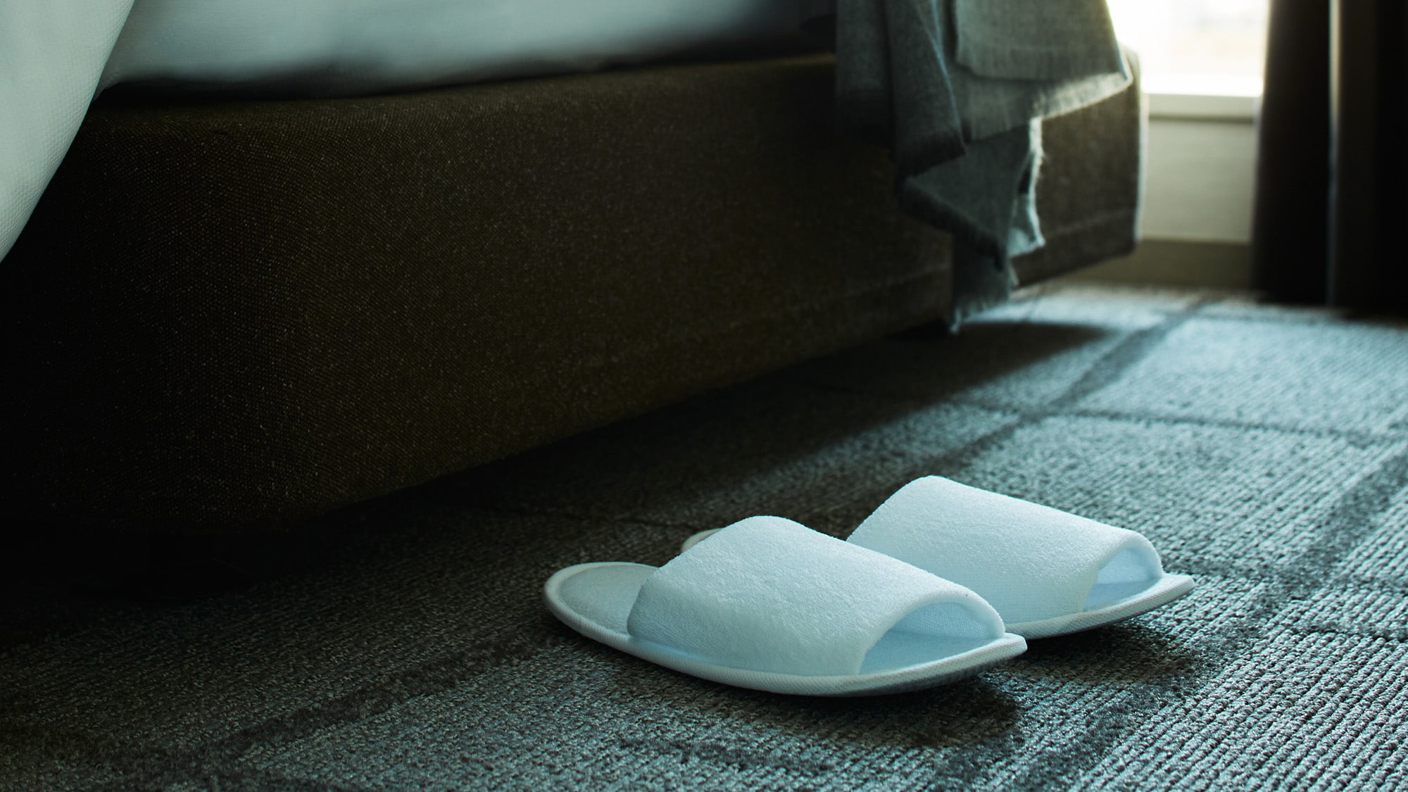 [Slippers] Disposable slippers are available.