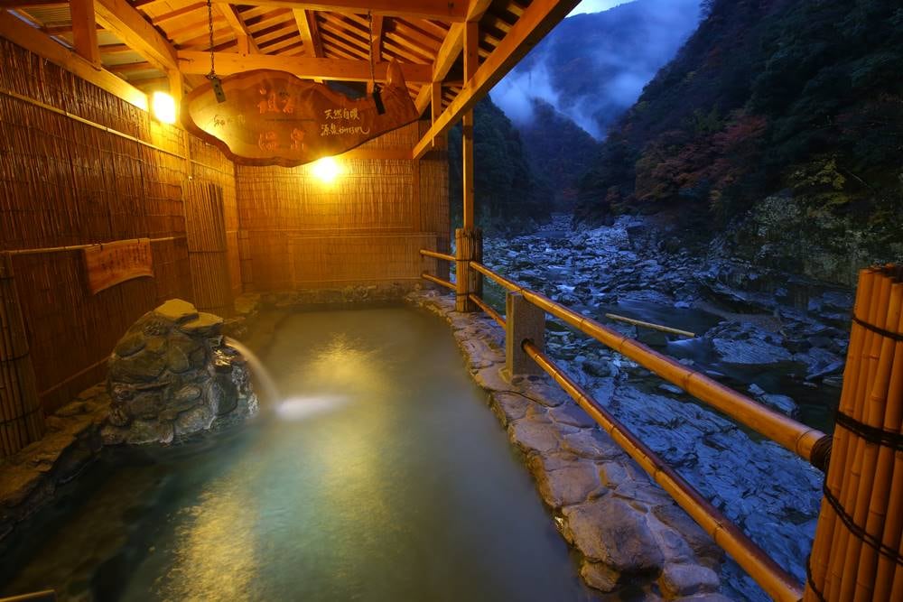 An open-air bath that flows directly from the source spring, a valley hot spring