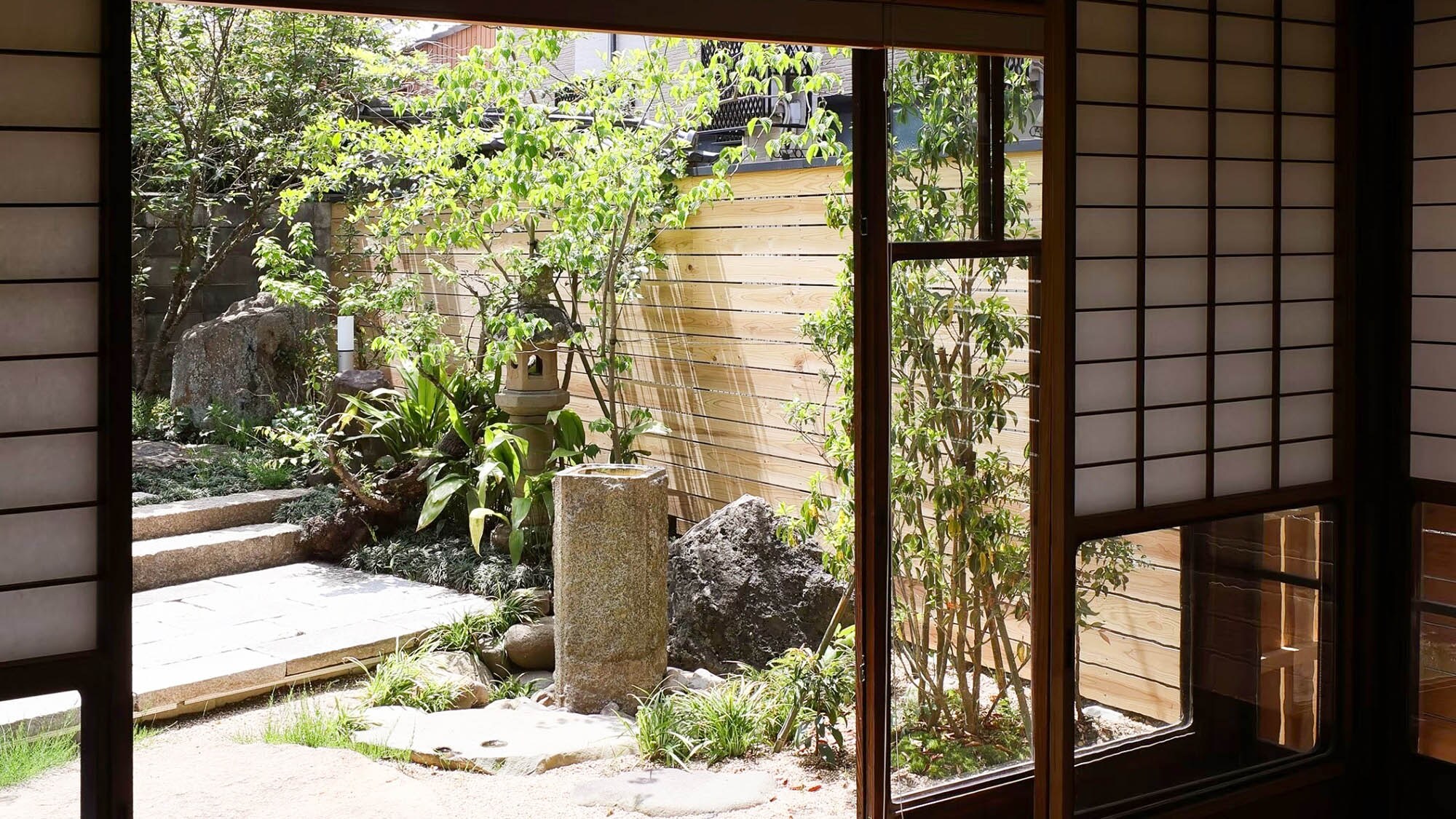 ・[Inner Garden] An inner garden with a tasteful atmosphere. You can feel the natural light and breeze on your skin.