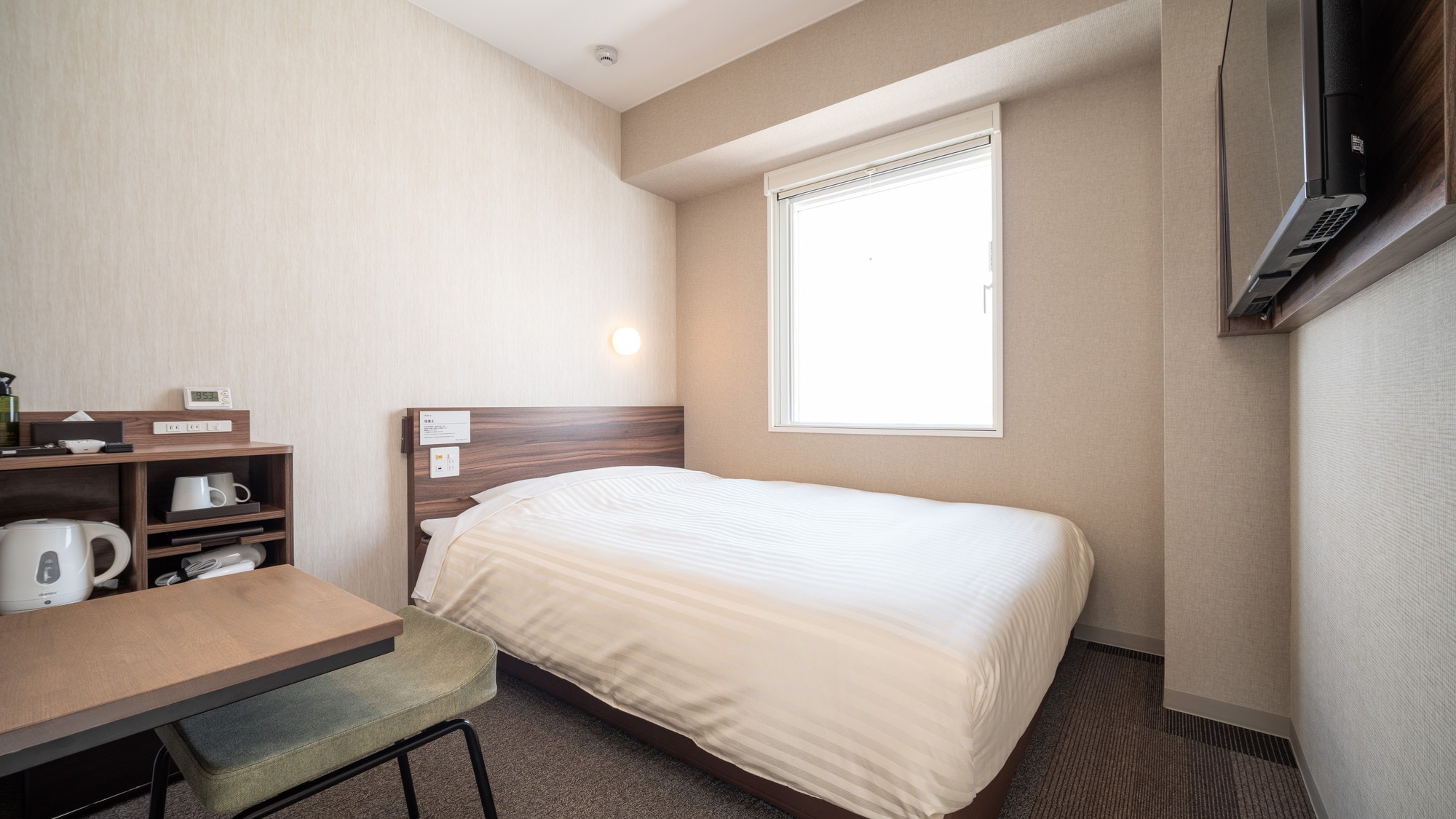 A 150cm wide bed and a mattress with just the right amount of firmness will ensure you a good night's sleep.