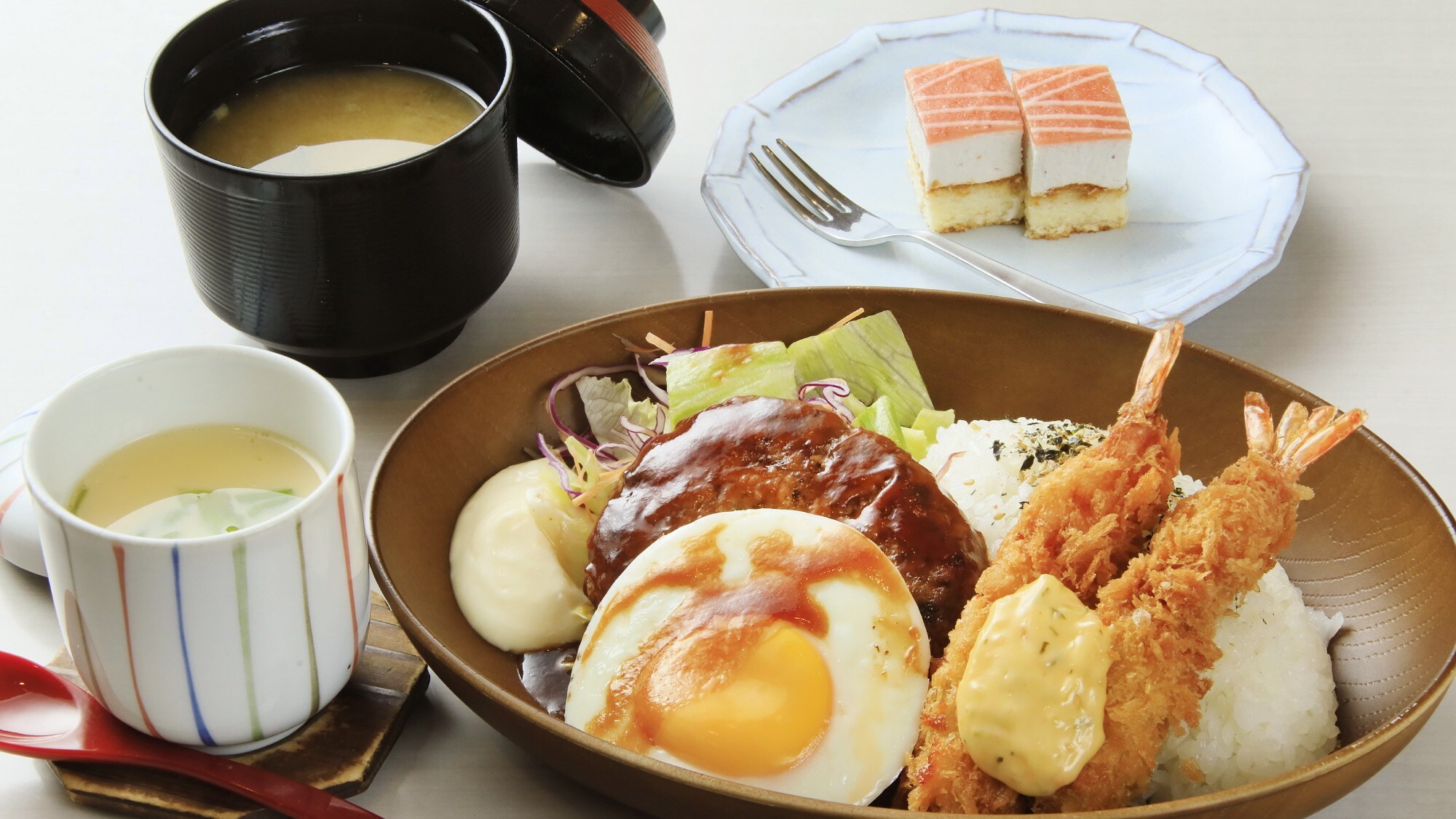 【석식】 어린이 저녁 식사 예 | 어린이에게 인기있는 햄버거에 계란 구이를 얹은 "로코 모코"풍 플레이트입니다